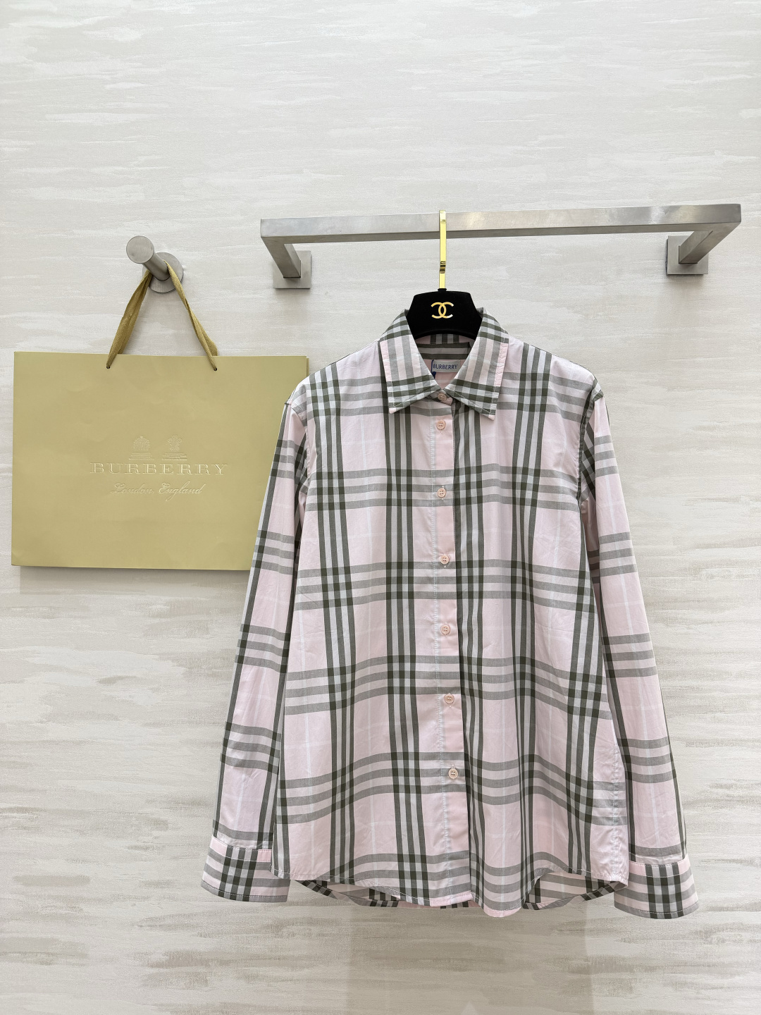 NO:825692,A classic that never goes out of style | Burberr plaid shirt. A plaid ace item that is always missing in the wardrobe. Iconic retro classic plaid. It has a relaxed British accent. Two fairy colors are available. The gentle and sweet cherry blossom pink plaid is youthful and fresh!  The elegant and versatile Mi Xing classic style is retro and noble!  Made of crisp and breathable high-count cotton fabric, the upper body is not soft and has a super correct fit!  High-quality customization, available in stock first size S/M/L/XL/XXL (M size shoulder width 43, bust 104, length 68-73), Burberry-clothing, burberry, shirts,19860909经典永不过时｜Burberr格纹衬衫 衣柜里永远缺一件的格纹王牌单品标志性复古经典格纹 自带英伦松弛腔调 两个神仙配色可选温柔甜美的樱花粉格,减龄又清新！大气百搭的米杏经典格,复古又显贵！挺括透气的高支棉面料 上身不软塌、版型超正！高品质定制 现货首发sizeS/M/L/XL/XXL（M码肩宽43,胸围104,衣长68-73）,博柏利-服装,burberry,shirts,,Women's clothing