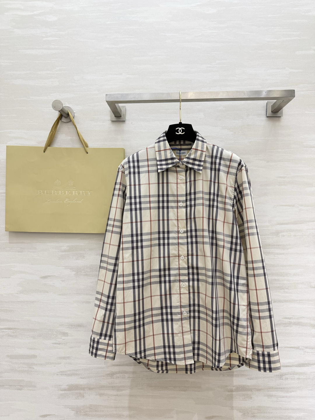 NO:825703,A classic that never goes out of style | Burberr plaid shirt. A plaid ace item that is always missing in the wardrobe. Iconic retro classic plaid. It has a relaxed British accent. Two fairy colors are available. The gentle and sweet cherry blossom pink plaid is youthful and fresh!  The elegant and versatile Mi Xing classic style is retro and noble!  Made of crisp and breathable high-count cotton fabric, the upper body is not soft and has a super correct fit!  High-quality customization, available in stock first size S/M/L/XL/XXL (M size shoulder width 43, bust 104, length 68-73), Burberry-clothing, burberry, shirts,19860909经典永不过时｜Burberr格纹衬衫 衣柜里永远缺一件的格纹王牌单品标志性复古经典格纹 自带英伦松弛腔调 两个神仙配色可选温柔甜美的樱花粉格,减龄又清新！大气百搭的米杏经典格,复古又显贵！挺括透气的高支棉面料 上身不软塌、版型超正！高品质定制 现货首发sizeS/M/L/XL/XXL（M码肩宽43,胸围104,衣长68-73）,博柏利-服装,burberry,shirts,,Women's clothing