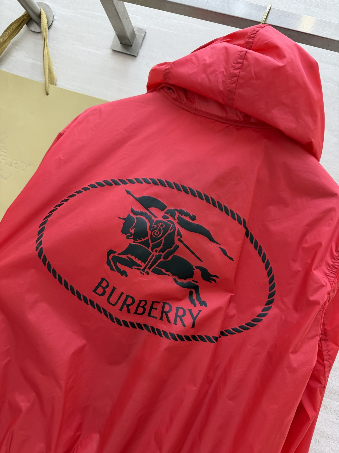 🔴 一眼吸睛 Burberr♡²⁶正红连帽外套 氛围感红调 上身直接白到发光✨上身元气又显贵 气场瞬间拉
