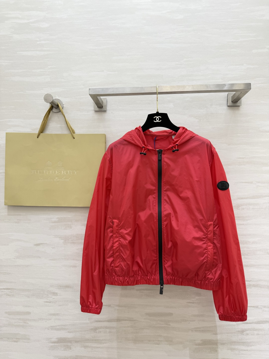 NO:825709,At first glance, the Burberr red hooded jacket has an atmospheric red tone. The upper body is so white that it glows. The upper body is vigorous and noble. It instantly fills the aura. Simple and neat zipper design on the front. The classic war horse logo on the back is instantly recognizable. Hood + elasticated hem & cuffs. Windproof and slimming. Hidden side pockets, taking both appearance and practicality into account. High-quality customization.  Available in stock first size S/M/L/XL/XXL (M size shoulder width 45, bust 106, length 57), Burberry - clothing, burberry, jackets & coats, hats,19860909一眼吸睛 Burberr正红连帽外套 氛围感红调 上身直接白到发光上身元气又显贵 气场瞬间拉满 前襟简约利落拉链设计 背后经典战马大logo标识 辨识度直接拉满 连帽+松紧收口下摆&袖口 防风又显瘦 侧边隐形口袋 兼顾颜值与实用性 高品质定制 现货首发sizeS/M/L/XL/XXL（M码肩宽45,胸围106,衣长57）,博柏利-服装,burberry,jackets & coats,hats,,Women's clothing
