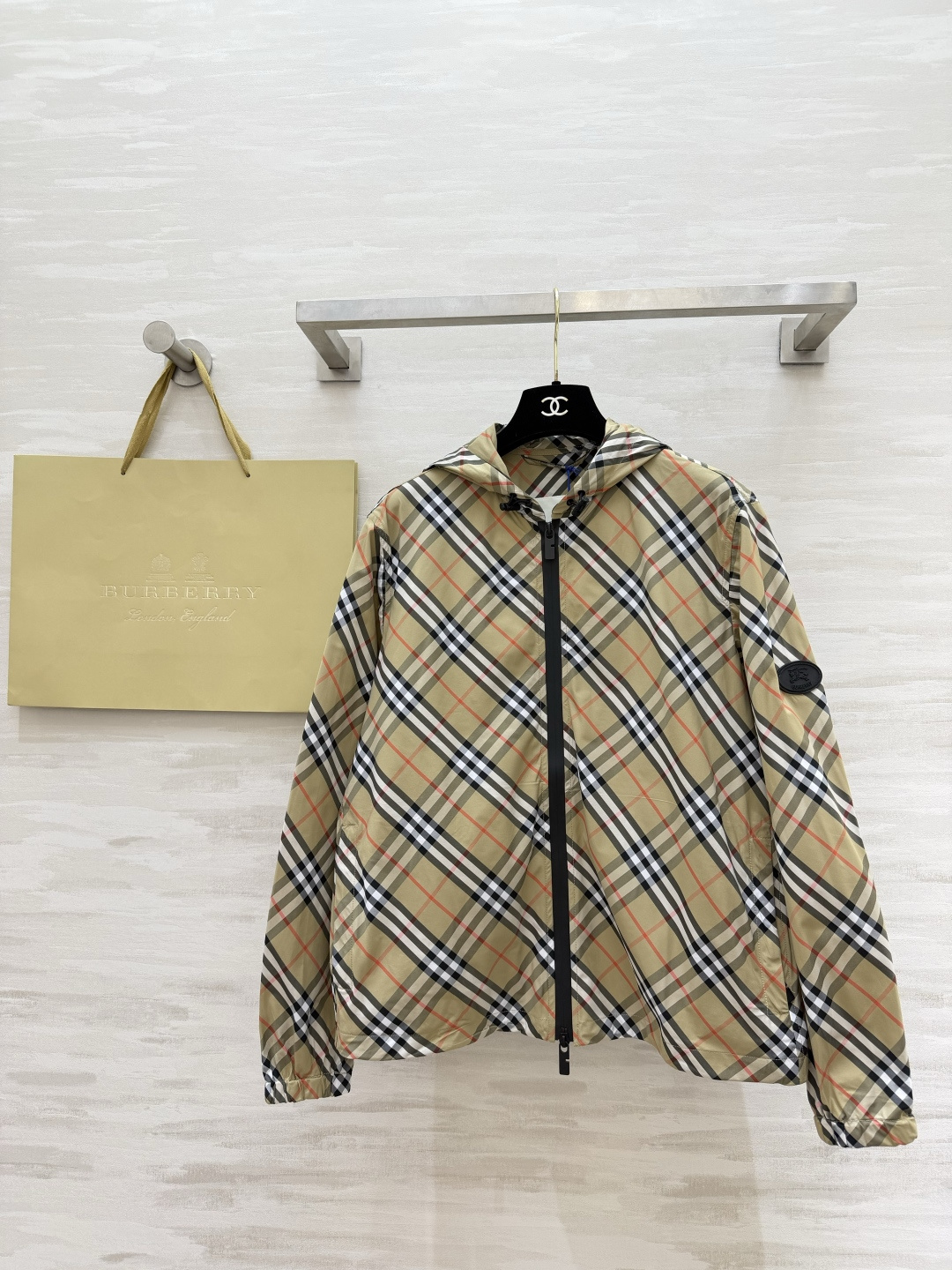 NO:841209,Timeless | Burberr classic retro plaid hooded assault jacket, British retro style, high-end relaxation in one second, classic khaki retro style, with its own old-fashioned elegance!  The refreshing off-white color is clean and gentle, showing a super clean temperament in daily life!  Hooded black zipper placket, neat and elegant, slightly loose and short cut, optimizing body proportions, hiding body fat and making you appear taller!  Elastic cuffs & hem, invisible side pockets + exclusive brand logo, low-key to highlight texture, high-quality customization, available in stock first size S/M/L/XL/XXL (M size shoulder width 42, bust 104, length 63),, burberry, jackets & coats, hats,19860909永不过时｜Burberr经典复古格纹 连帽冲锋外套 英伦复古格调 一秒拿捏高阶松弛感经典卡其格复古大气,自带老牌贵气！清爽米白格干净温柔,日常超显干净气质！连帽黑色拉链门襟 利落大气 微宽松短款剪裁 优化身材比例、藏肉又显高！袖口&下摆松紧收口 侧边隐形口袋+品牌专属标识 低调彰显质感 高品质定制 现货首发sizeS/M/L/XL/XXL（M码肩宽42,胸围104,衣长63）,,burberry,jackets & coats,hats,,Women's clothing