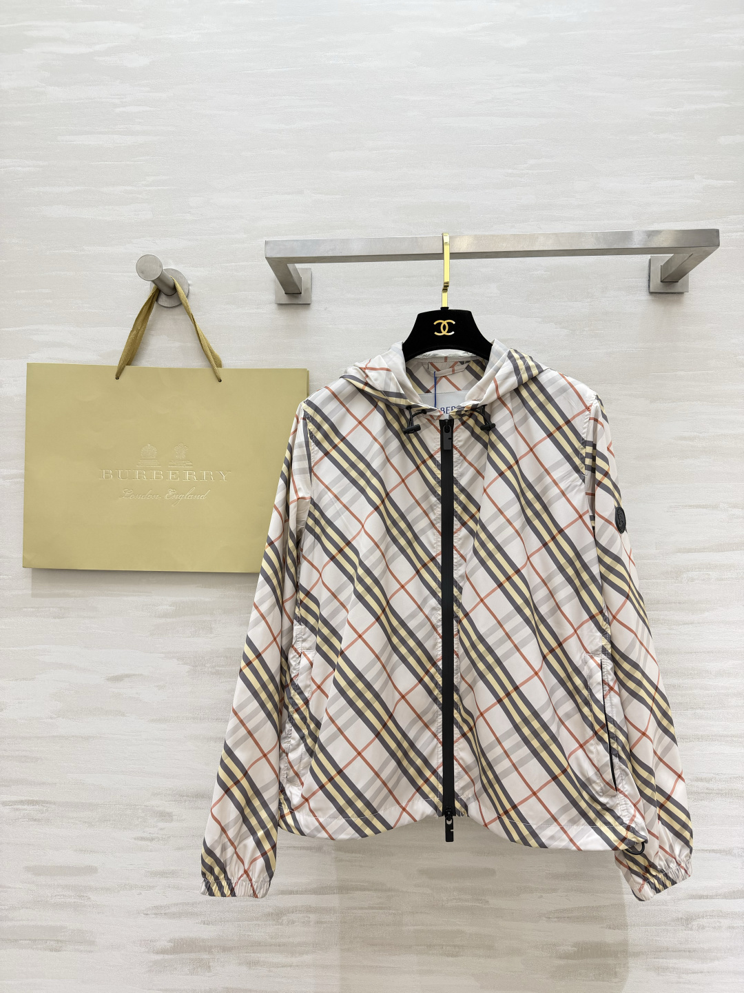 NO:825716,Timeless | Burberr classic retro plaid hooded assault jacket, British retro style, high-end relaxation in one second, classic khaki retro style, with its own old-fashioned elegance!  The refreshing off-white color is clean and gentle, showing a super clean temperament in daily life!  Hooded black zipper placket, neat and elegant, slightly loose and short cut, optimizing body proportions, hiding body fat and making you appear taller!  Elastic cuffs & hem, invisible side pockets + exclusive brand logo, low-key to highlight texture, high-quality customization, available in stock first size S/M/L/XL/XXL (M size shoulder width 42, bust 104, length 63), Burberry - Clothing, burberry, jackets & coats, hats,19860909永不过时｜Burberr经典复古格纹 连帽冲锋外套 英伦复古格调 一秒拿捏高阶松弛感经典卡其格复古大气,自带老牌贵气！清爽米白格干净温柔,日常超显干净气质！连帽黑色拉链门襟 利落大气 微宽松短款剪裁 优化身材比例、藏肉又显高！袖口&下摆松紧收口 侧边隐形口袋+品牌专属标识 低调彰显质感 高品质定制 现货首发sizeS/M/L/XL/XXL（M码肩宽42,胸围104,衣长63）,博柏利-服装,burberry,jackets & coats,hats,,Women's clothing