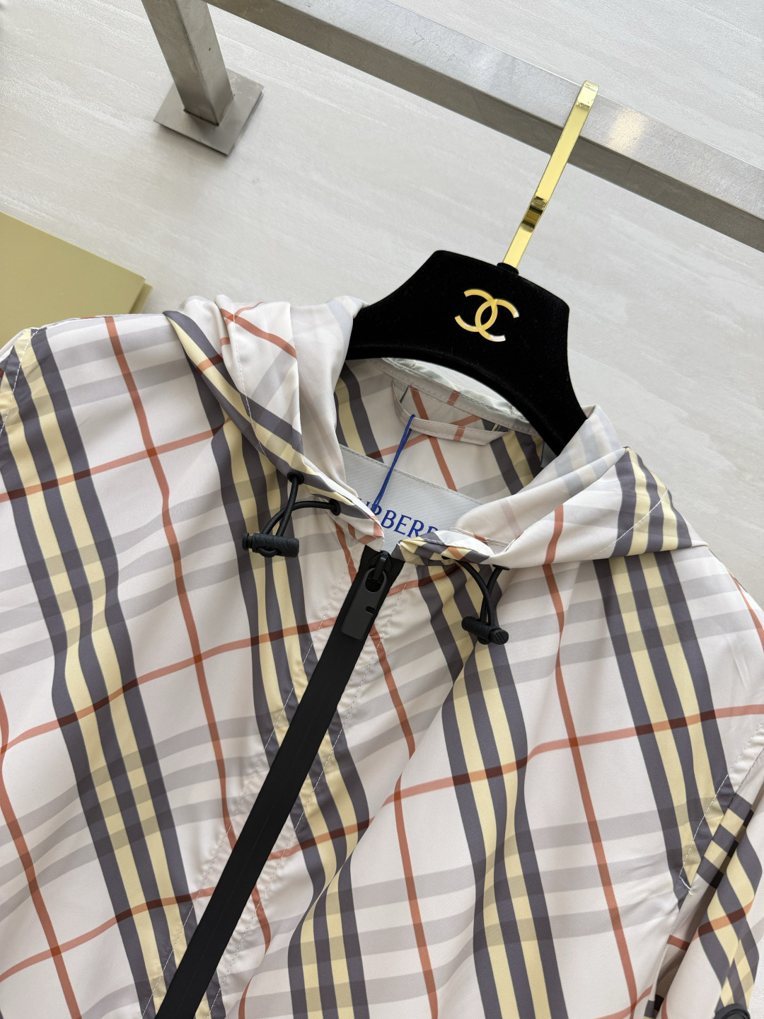 永不过时｜Burberr♡²⁶经典复古格纹 连帽冲锋外套 英伦复古格调 一秒拿捏高阶松弛感✨经典卡其格：
