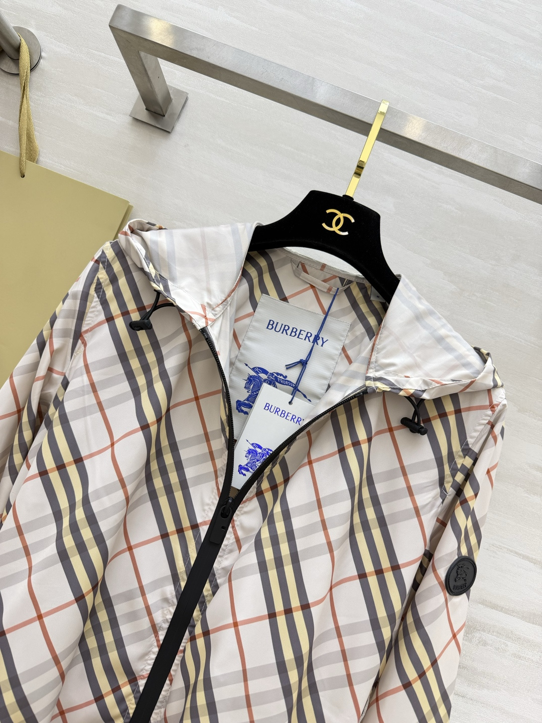 永不过时｜Burberr♡²⁶经典复古格纹 连帽冲锋外套 英伦复古格调 一秒拿捏高阶松弛感✨经典卡其格：