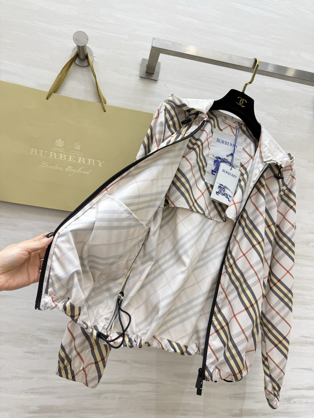 永不过时｜Burberr♡²⁶经典复古格纹 连帽冲锋外套 英伦复古格调 一秒拿捏高阶松弛感✨经典卡其格：