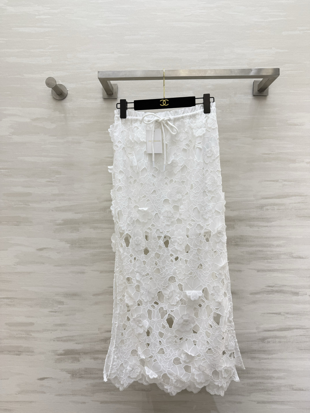 NO:825886,Zimmerman holiday series heavy-duty three-dimensional flower lace skirt. Fairy skirt with soft light filter, all three-dimensional flower water-soluble lace. Every flower seems to be shining. Drawstring high waist. Micro fishtail version. Easily wear it to achieve a three-quarter figure. Wear it for dates and outings in spring and summer. It is so beautiful!  High-quality customization, available in stock first size S/M/L (S size waist 66, hip 94, skirt length 90), Zimmerman-clothing, skirts,19860909zimmerman度假系列重工立体花朵蕾丝半裙 自带柔光滤镜的仙气半裙全件立体花朵水溶蕾丝 每一朵花都像在发光 抽绳高腰 微鱼尾版型 轻松穿出三七分身材 春夏约会、出游穿直接美到犯规！高品质定制 现货首发sizeS/M/L（s码腰围66,臀围94,裙长90）,兹默曼-服装,skirts,,Women's clothing