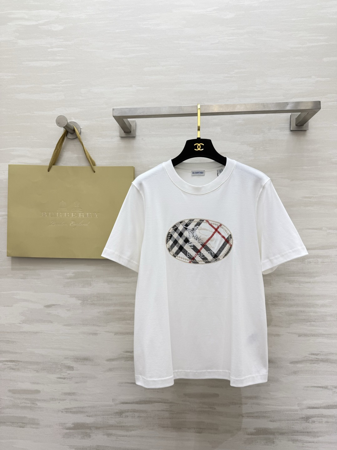 NO:827412,Classic Burberr plaid embroidered white T. A minimalist and clean basic style. The upper body is loose and distinguished with large logo embroidery details. It is versatile and easy to wear. It is a must-have item for summer wear!  High-quality customization, available in stock first size S/M/L/XL/XXL (M size shoulder width 40, bust 96, length 62), Burberry-clothing, burberry,19860909经典Burberr格纹刺绣白T 极简干净的基础款 大logo刺绣细节拉满 上身松弛又显贵 百搭不挑人,夏日穿搭必备神器！ 高品质定制 现货首发sizeS/M/L/XL/XXL（M码肩宽40,胸围96,衣长62）,博柏利-服装,burberry,,Women's clothing