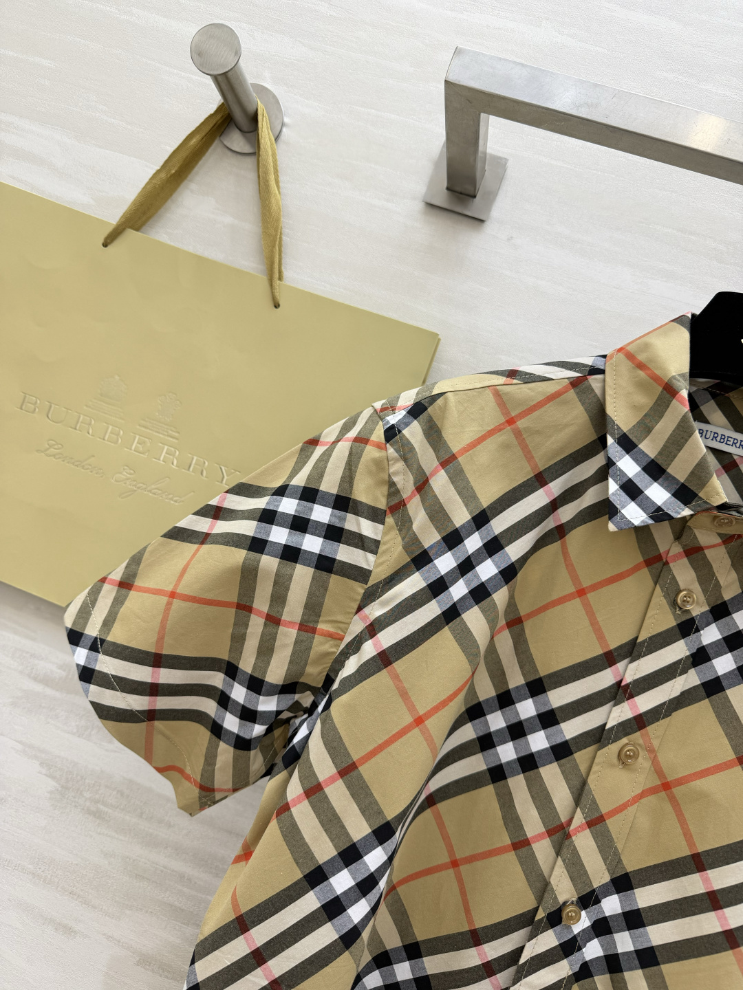 永恒经典｜Burberr♡²⁶复古格纹短袖衬衫 英伦格调永存 格纹永远不会过时✨经典B家斜纹复古格纹 双