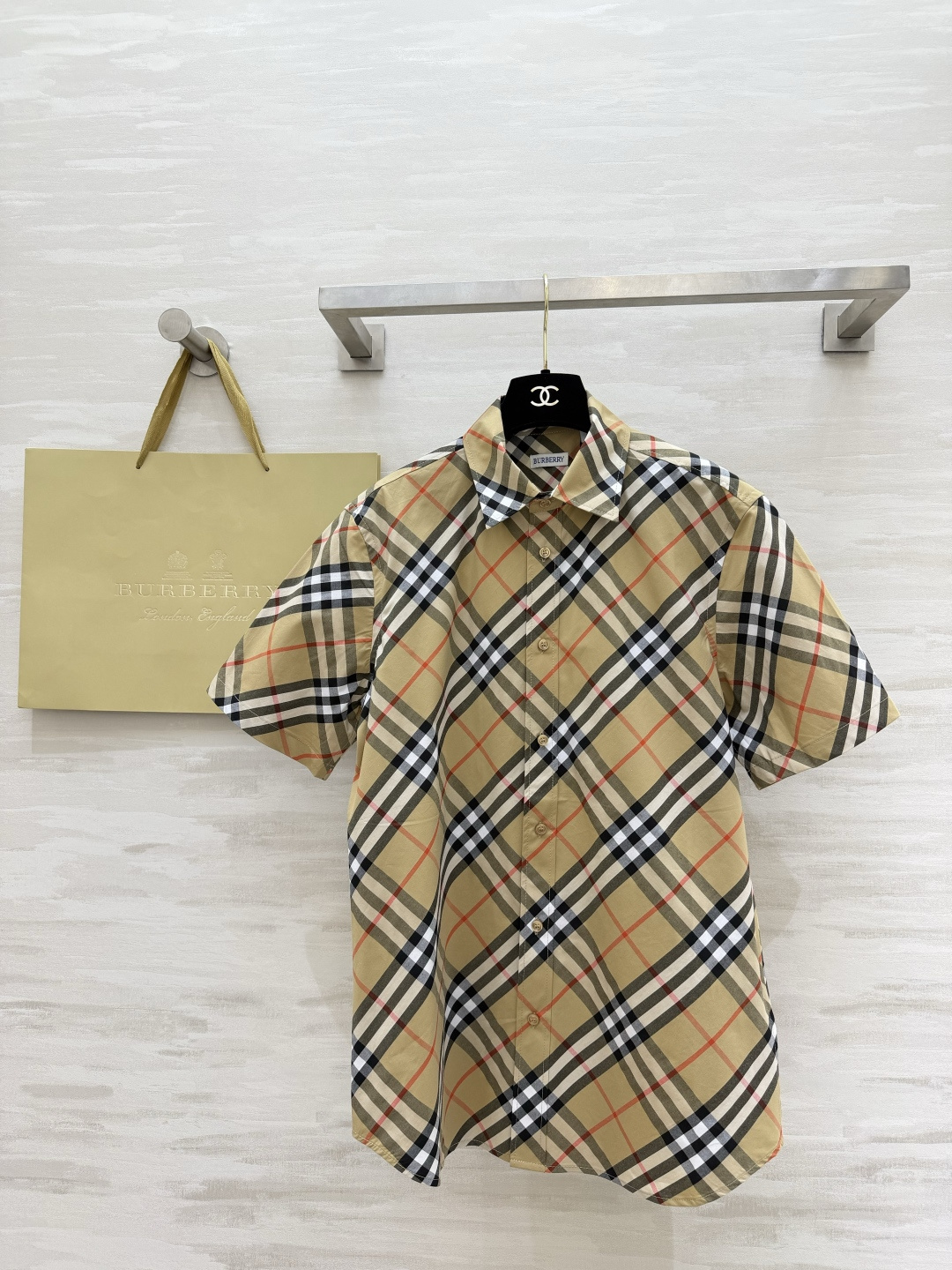 NO:827430,Eternal classic | Burberr retro plaid short-sleeved shirt. British style will last forever. Plaid will never go out of style. Classic B family twill retro plaid. Two-color heavyweight launch. Classic khaki retro British accent, gentle and grand, with a light luxury atmosphere!  The calm black and gray pattern is low-key, calm and slim, suitable for commuting, business and leisure!  Neat lapels, right-shoulder short-sleeve tailoring, single-row full placket design, loose fit that doesn’t flatter your figure, perfect for both boys and girls, high count and crisp cotton fabric, breathable and smooth, not easy to wrinkle, and the upper body is clean and neat!  High-quality customization, available in stock first size S/M/L/XL/XXL (S size shoulder width 42, bust 106, length 72), Burberry-clothing, burberry, shirts, T-shirt,19860909永恒经典｜Burberr复古格纹短袖衬衫 英伦格调永存 格纹永远不会过时经典B家斜纹复古格纹 双色重磅上线 经典卡其格复古英伦腔调,温柔又大气,自带轻奢氛围感！沉稳黑灰格低调沉稳显瘦,通勤商务休闲都适配！利落翻领 正肩短袖剪裁 单排全开襟设计 版型宽松不挑身材 男生女生都能完美驾驭 高支挺括棉质面料 透气顺滑、不易皱、上身干净利落！高品质定制 现货首发sizeS/M/L/XL/XXL（s码肩宽42,胸围106,衣长72）,博柏利-服装,burberry,shirts,T-shirt,,Women's clothing
