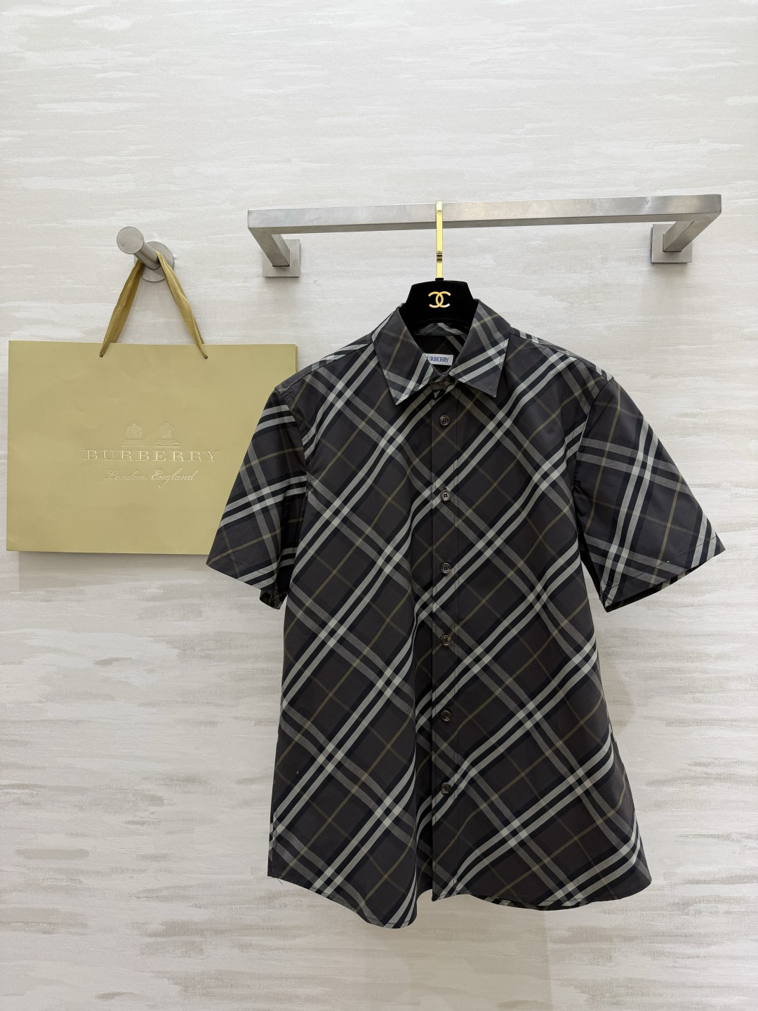 NO:827451,Eternal classic | Burberr retro plaid short-sleeved shirt. British style will last forever. Plaid will never go out of style. Classic B family twill retro plaid. Two-color heavyweight launch. Classic khaki retro British accent, gentle and grand, with a light luxury atmosphere!  The calm black and gray pattern is low-key, calm and slim, suitable for commuting, business and leisure!  Neat lapels, right-shoulder short-sleeve tailoring, single-row full placket design, loose fit that doesn’t flatter your figure, perfect for both boys and girls, high count and crisp cotton fabric, breathable and smooth, not easy to wrinkle, and the upper body is clean and neat!  High-quality customization, available in stock first size S/M/L/XL/XXL (S size shoulder width 42, bust 106, length 72), Burberry-clothing, burberry, shirts, T-shirt,19860909永恒经典｜Burberr复古格纹短袖衬衫 英伦格调永存 格纹永远不会过时经典B家斜纹复古格纹 双色重磅上线 经典卡其格复古英伦腔调,温柔又大气,自带轻奢氛围感！沉稳黑灰格低调沉稳显瘦,通勤商务休闲都适配！利落翻领 正肩短袖剪裁 单排全开襟设计 版型宽松不挑身材 男生女生都能完美驾驭 高支挺括棉质面料 透气顺滑、不易皱、上身干净利落！高品质定制 现货首发sizeS/M/L/XL/XXL（s码肩宽42,胸围106,衣长72）,博柏利-服装,burberry,shirts,T-shirt,,Women's clothing