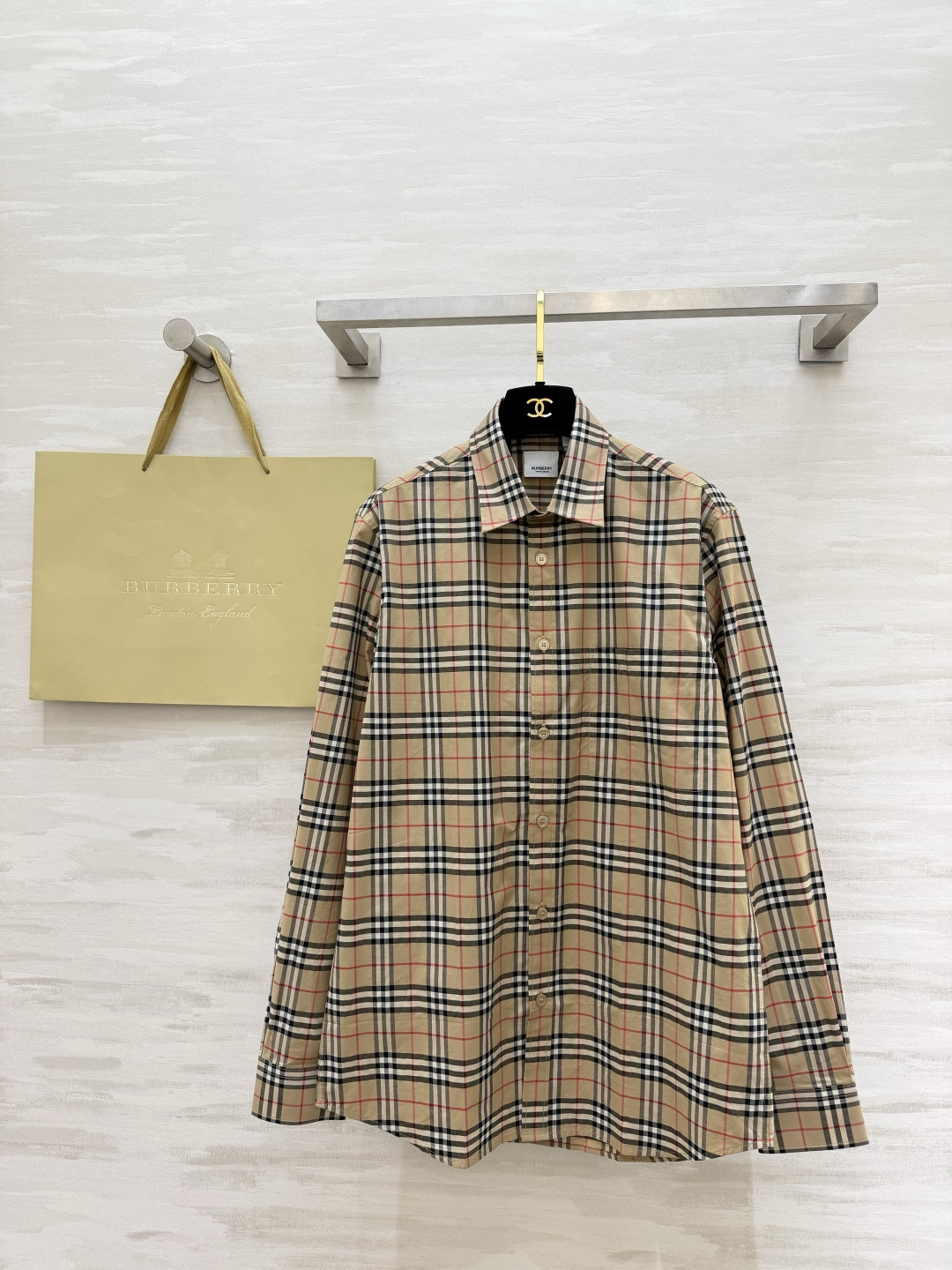 NO:827421,Burberr Retro Plaid Shirt Ace Classic Iconic Retro Vintage Plaid Century-old British Style Instantly Recognizable High-Quality Texture Classic Lapel Loose Shoulder Fit Neat Tailoring Optimizes Head-to-Short Ratio on Upper Body in Seconds Refreshing and Clean when Weared Alone, Layered with a Jacket to Fully Layered Selection of high-count combed cotton fabrics Delicate and crisp feel Breathable, anti-wrinkle and not easy to deform High-quality customization  Available in stock first size S/M/L/XL/XXL (M size shoulder width 42, bust 108, length 74-78), Burberry - clothing, burberry, jackets & coats,19860909Burberr复古格纹衬衣 王牌经典款标志性复古Vintage格纹 百年英伦格调 一眼识别的高级质感 经典翻领 正肩宽松版型 利落剪裁 上身秒优化头肩比 单穿清爽利落,叠搭外套层次感直接拉满 甄选高支精梳棉面料 手感细腻挺括 透气抗皱不易变形 高品质定制 现货首发sizeS/M/L/XL/XXL（M码肩宽42,胸围108,衣长74-78）,博柏利-服装,burberry,jackets & coats,,Women's clothing