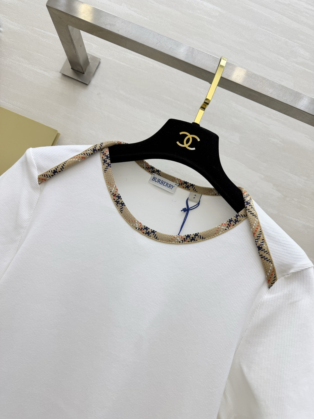 #Burberr♡²⁶格纹镶边T恤 极简黑白双色 领口肩线拼接品牌经典格纹织带 小心机撞色剪裁 低调又极