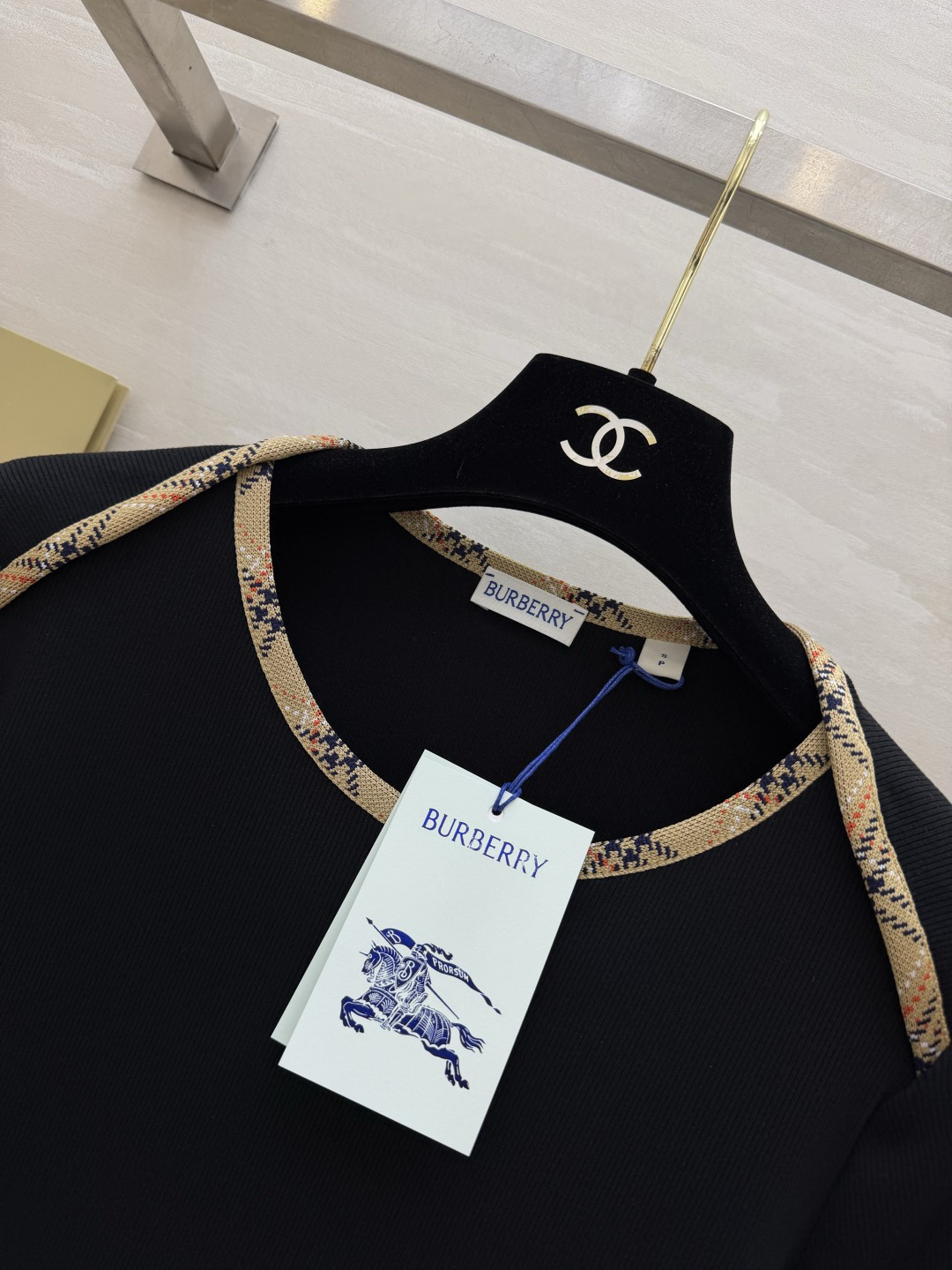 #Burberr♡²⁶格纹镶边T恤 极简黑白双色 领口肩线拼接品牌经典格纹织带 小心机撞色剪裁 低调又极