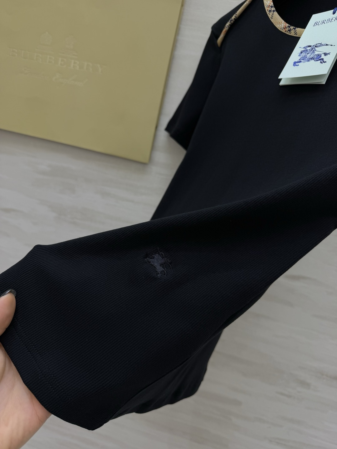 #Burberr♡²⁶格纹镶边T恤 极简黑白双色 领口肩线拼接品牌经典格纹织带 小心机撞色剪裁 低调又极