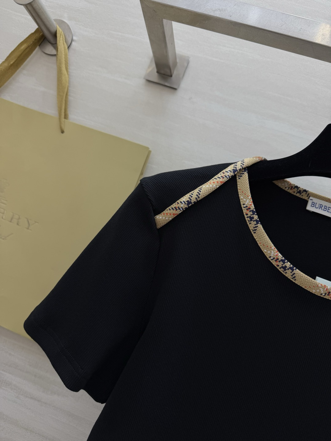 #Burberr♡²⁶格纹镶边T恤 极简黑白双色 领口肩线拼接品牌经典格纹织带 小心机撞色剪裁 低调又极