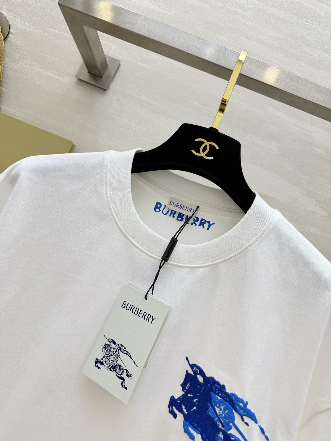 蓝标战马｜Burberr♡²⁶休闲刺绣短袖T恤 经典黑白两色 胸口亮眼克莱因蓝战马立体刺绣 辨识度直接拉
