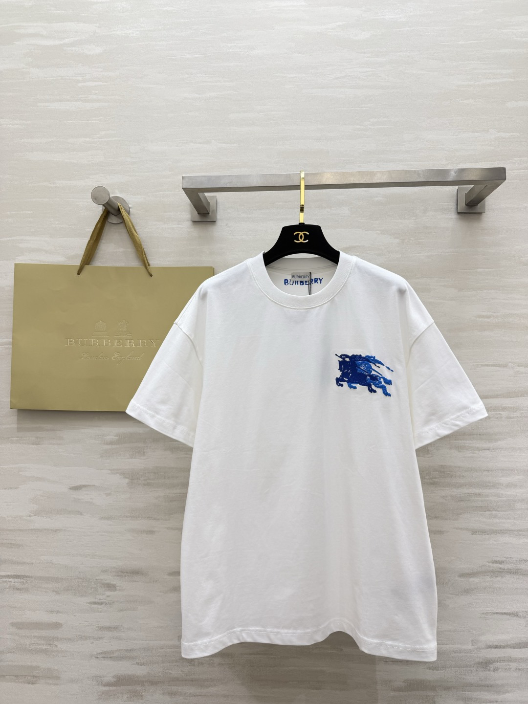 NO:827356,Blue label war horse | Burberr casual embroidered short-sleeved T-shirt. Classic black and white. Eye-catching three-dimensional Klein blue war horse embroidery on the chest. It is instantly recognizable. It breaks the monotony of solid colors. Heavy workmanship and exquisite routing. It is low-key and full of high-luxury details. The oversize silhouette with loose shoulders is the same for men and women!  Boys have a casual and handsome upper body, while girls wear lazy bottoms that show off their long legs. We select heavyweight high-count pure cotton fabrics, which feel soft and thick, and will not deform after long-term wear. The upper body has zero restraint!  High-quality customization, available in stock first size S/M/L (S size shoulder width 56, bust 108, length 68), Burberry-clothing, burberry, versace, T-shirt, tees, t-shirt,19860909蓝标战马｜Burberr休闲刺绣短袖T恤 经典黑白两色 胸口亮眼克莱因蓝战马立体刺绣 辨识度直接拉满 打破纯色单调感 重工精致走线 低调里全是高奢细节 宽松落肩的Oversize廓形 男女同款！男生上身随性帅气 女生穿慵懒下衣失踪超显腿长甄选重磅高支纯棉面料 手感软糯厚实 久穿不变形 上身零束缚！高品质定制 现货首发sizeS/M/L（s码肩宽56,胸围108,衣长68）,博柏利-服装,burberry,versace,T-shirt,tees，t-shirt,,Women's clothing