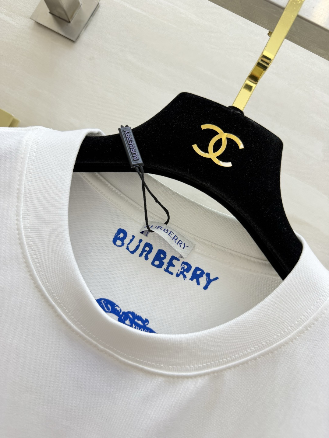 蓝标战马｜Burberr♡²⁶休闲刺绣短袖T恤 经典黑白两色 胸口亮眼克莱因蓝战马立体刺绣 辨识度直接拉