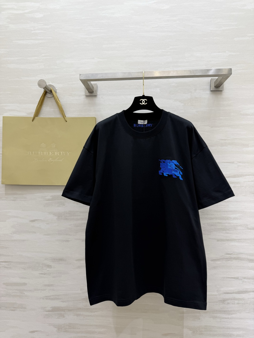 NO:827371,Blue label war horse | Burberr casual embroidered short-sleeved T-shirt. Classic black and white. Eye-catching three-dimensional Klein blue war horse embroidery on the chest. It is instantly recognizable. It breaks the monotony of solid colors. Heavy workmanship and exquisite routing. It is low-key and full of high-luxury details. The oversize silhouette with loose shoulders is the same for men and women!  Boys have a casual and handsome upper body, while girls wear lazy bottoms that show off their long legs. We select heavyweight high-count pure cotton fabrics, which feel soft and thick, and will not deform after long-term wear. The upper body has zero restraint!  High-quality customization, available in stock first size S/M/L (S size shoulder width 56, bust 108, length 68), Burberry-clothing, burberry, versace, T-shirt, tees, t-shirt,19860909蓝标战马｜Burberr休闲刺绣短袖T恤 经典黑白两色 胸口亮眼克莱因蓝战马立体刺绣 辨识度直接拉满 打破纯色单调感 重工精致走线 低调里全是高奢细节 宽松落肩的Oversize廓形 男女同款！男生上身随性帅气 女生穿慵懒下衣失踪超显腿长甄选重磅高支纯棉面料 手感软糯厚实 久穿不变形 上身零束缚！高品质定制 现货首发sizeS/M/L（s码肩宽56,胸围108,衣长68）,博柏利-服装,burberry,versace,T-shirt,tees，t-shirt,,Women's clothing