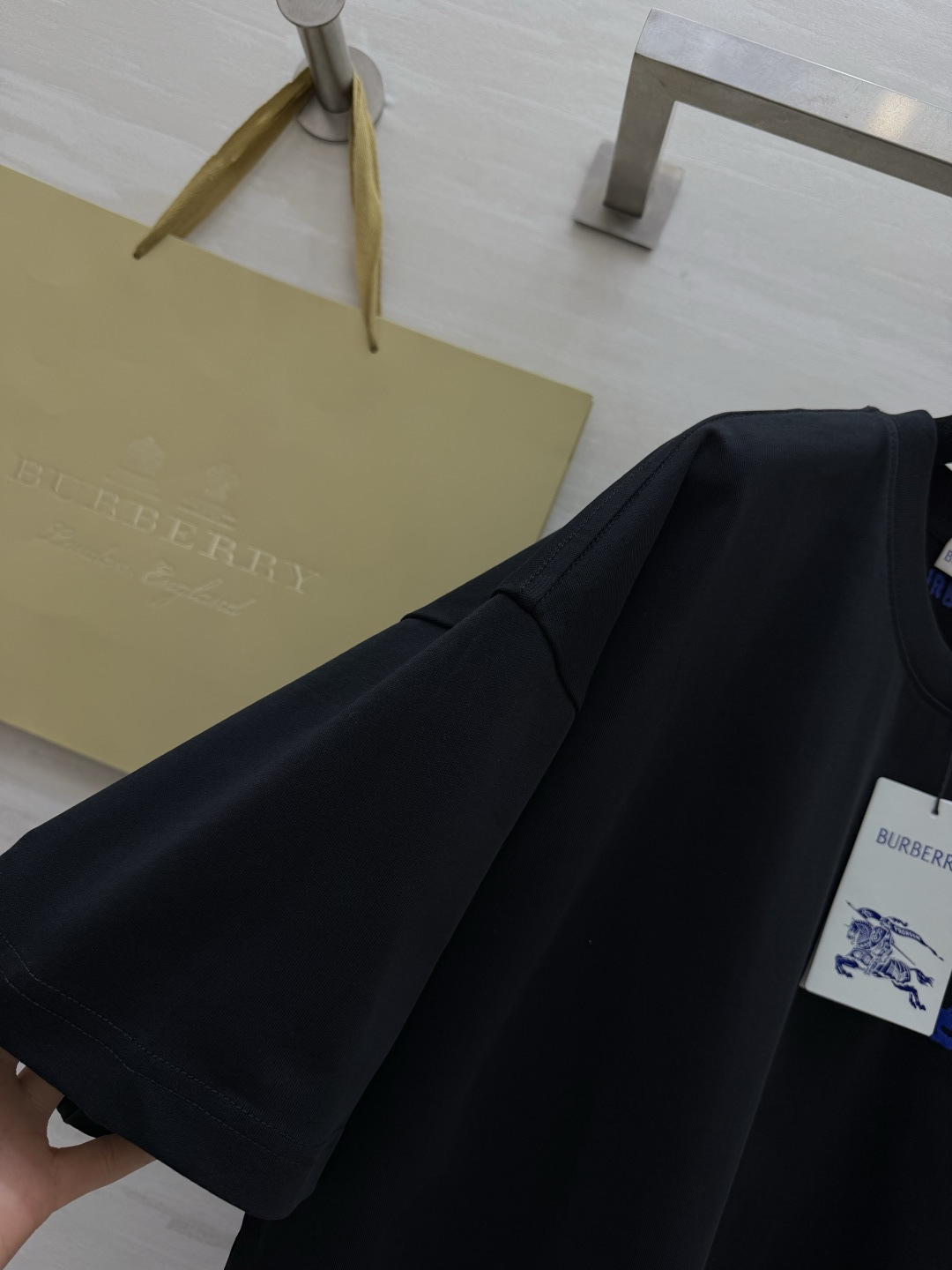 蓝标战马｜Burberr♡²⁶休闲刺绣短袖T恤 经典黑白两色 胸口亮眼克莱因蓝战马立体刺绣 辨识度直接拉
