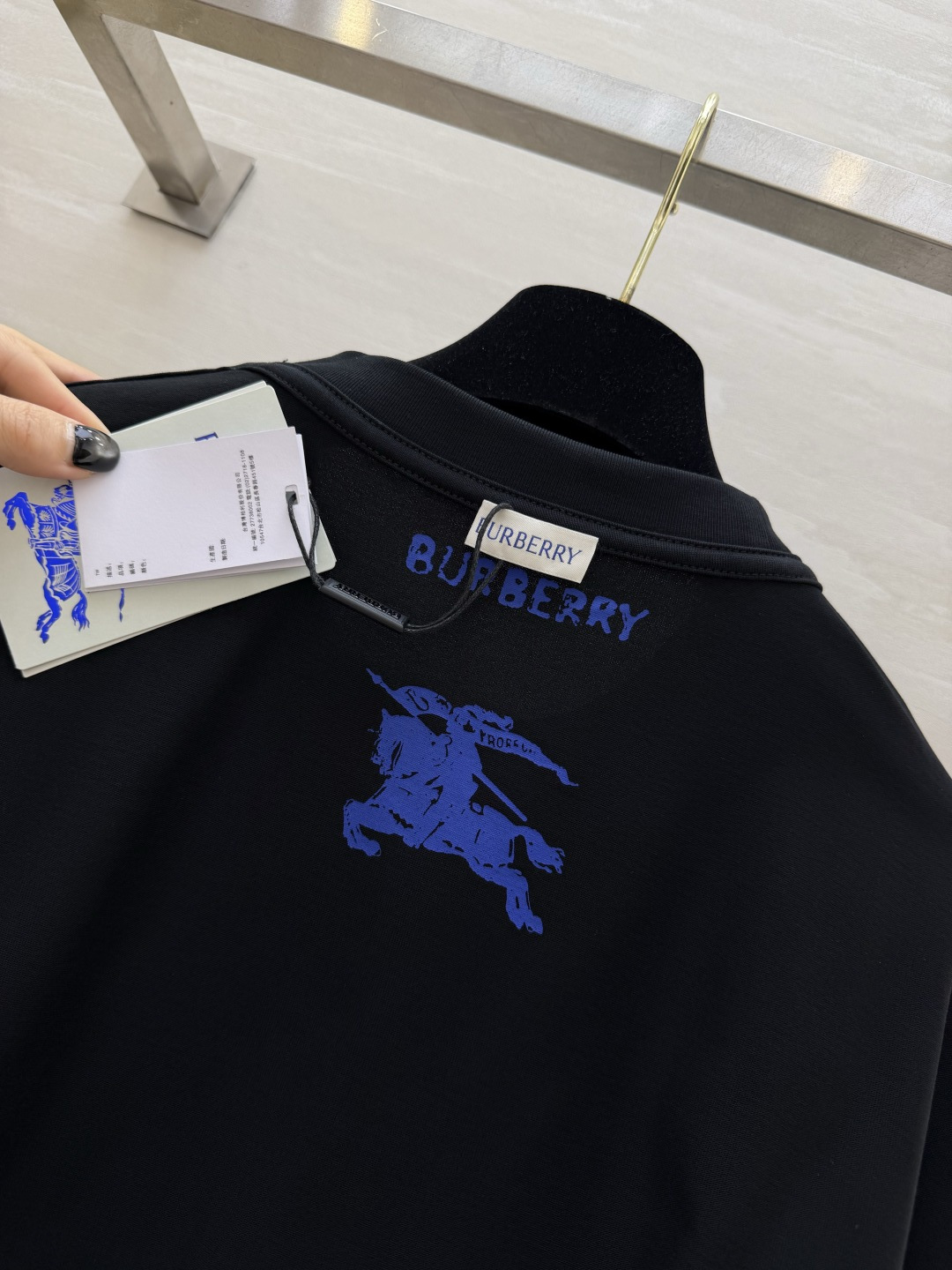 蓝标战马｜Burberr♡²⁶休闲刺绣短袖T恤 经典黑白两色 胸口亮眼克莱因蓝战马立体刺绣 辨识度直接拉