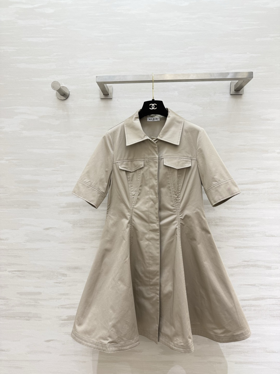 NO:827338,Alaia | The new workwear dress balances elegance and neatness to the extreme. The skirt is low-key and advanced in light khaki tones. It is gentle and noble. Classic small lapels. Three-quarter length sleeves cut. Clean commuter workwear-style pocket design. Simple and recognizable. The core waist three-dimensional tailoring is amazing. The waist gathers and waist technology accurately pinches the small waist. The naturally spread large A-line umbrella skirt can be worn in seconds. It looks slim and super feminine. High-quality customization.  Available in stock first size S/M/L (S size shoulder width 36, bust 82, length 83), women's clothing, alaia, skirts, gold,19860909Alaia|新款工装连衣裙把优雅与利落平衡到极致的气质神裙低调高级浅卡其色调 温柔又显贵 经典小翻领 五分中袖剪裁 利落通勤工装风口袋设计 简约又有辨识度 核心的收腰立体剪裁太绝了 腰部收褶收腰工艺 精准掐出小蛮腰 自然散开的大A字伞裙裙摆 秒穿出三七分黄金身材 显瘦又超有女人味 高品质定制 现货首发sizeS/M/L（s码肩宽36,胸围82,衣长83）,女装,alaia,skirts,gold,,Women's clothing