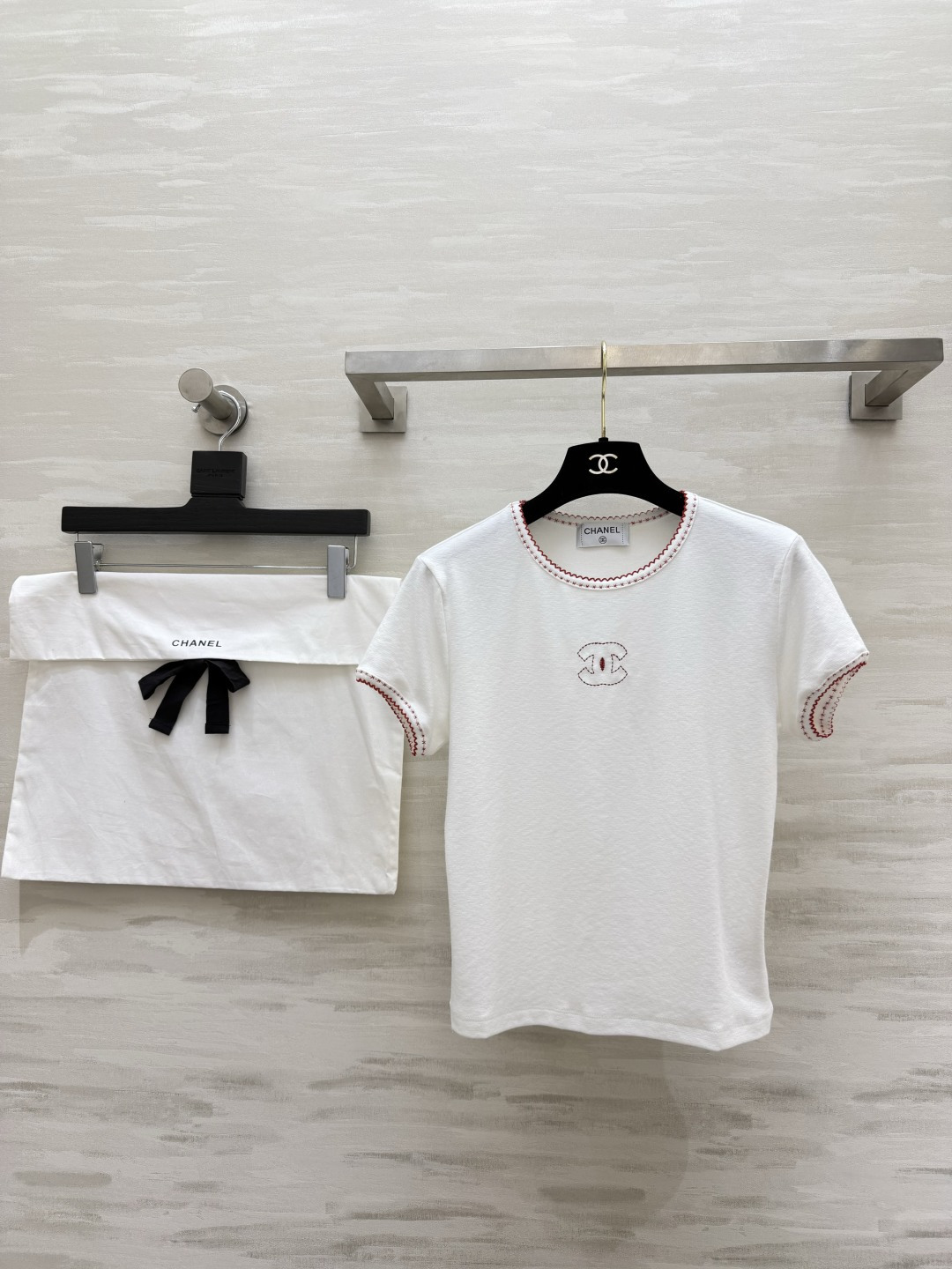 NO:827308,#Chane embroidered short-sleeved T-shirt has a gentle and sweet atmosphere. It has a clean and healing milky white base that is heart-warming at first glance. The collar and cuffs are contrasting with wavy edge red knitting thread. It is exquisite and has a little sweet sense of detail. The minimalist double C embroidery embellishment on the chest low-key highlights the brand texture. High-quality customization  Available now, size 36/38/40 (S size shoulder width 37, bust 78, length 48), Chanel-clothing, chanel, chanel, T-shirt, tees, t-shirt,19860909#Chane刺绣短袖T恤 温柔甜美氛围感 一眼心动干净治愈奶白色基底 领口袖口撞色波浪锁边红织线 精致又带点小甜美的细节感 胸口极简双C刺绣点缀 低调彰显品牌质感 高品质定制 现货首发size36/38/40（s码肩宽37,胸围78,衣长48）,香奈儿-服装,chanel,chanel,T-shirt,tees，t-shirt,,Women's clothing