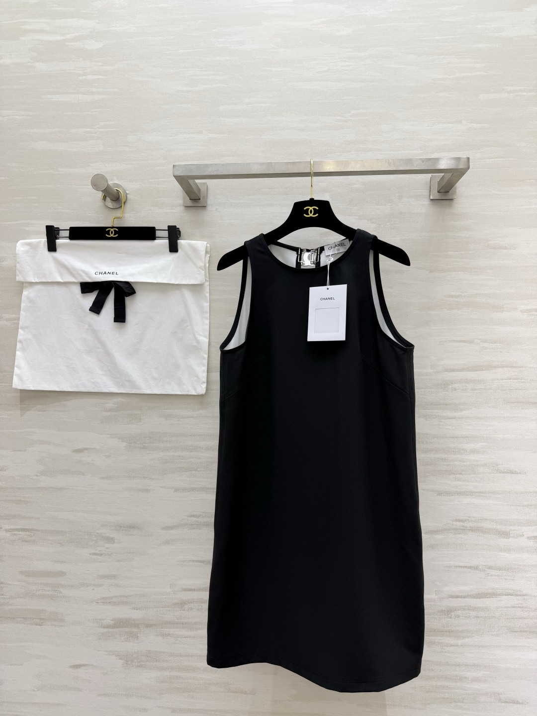 NO:827318,#Chane classic little black dress with shoulder-shoulders, sleeveless + metal buckle design on the back, a very simple tube shape, making you look slimmer and more muscular!  It has a high-end feel and is perfect for summer wear!  High-quality customization, available in stock first size S/M/L (S size bust 88, skirt length 85), Chanel-clothing, chanel, chanel, skirts,19860909#Chane经典小黑裙 挖肩无袖+后背金属扣设计 极简直筒版型,显瘦藏肉！ 高级感拉满,夏日百搭不出错！ 高品质定制 现货首发sizeS/M/L（s码胸围88,裙长85）,香奈儿-服装,chanel,chanel,skirts,,Women's clothing