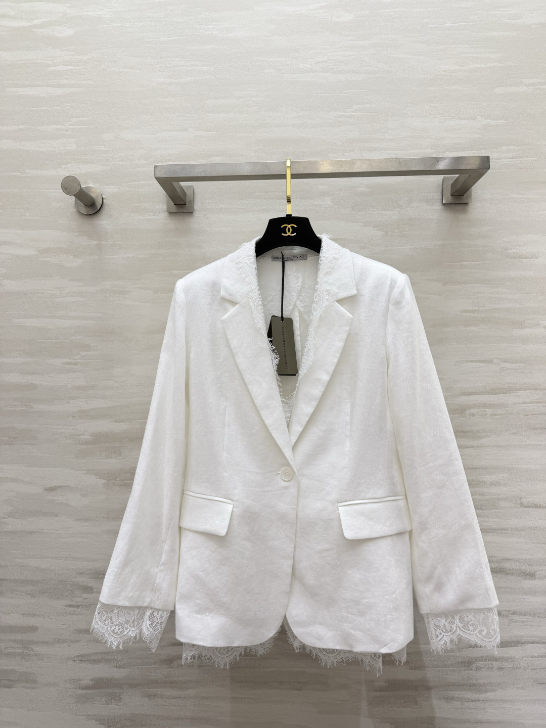 NO:827288,The Ermanno Scervin linen lace white suit comes with a soft light filter. The custom-made linen fabric has its own breathability. The lace quietly hides gentleness and care. Say goodbye to the stereotyped commuting feeling. It can be held in daily life, dating, and light workplace!  A white suit unlocks N types of gentle outfits!  High-quality customization, available in stock first size S/M/L/XL (S size shoulder width 38, bust 98, length 68), women's clothing, business suit,19860909Ermanno Scervin亚麻蕾丝白西装 自带柔光滤镜 定制亚麻面料自带呼吸感 蕾丝花边悄悄藏着温柔小心机 告别刻板通勤感 日常/约会/轻职场都能hold住！一件白西装,解锁N种温柔穿搭！高品质定制 现货首发sizeS/M/L/XL（s码肩宽38,胸围98,衣长68）,女装,business suit,,Women's clothing