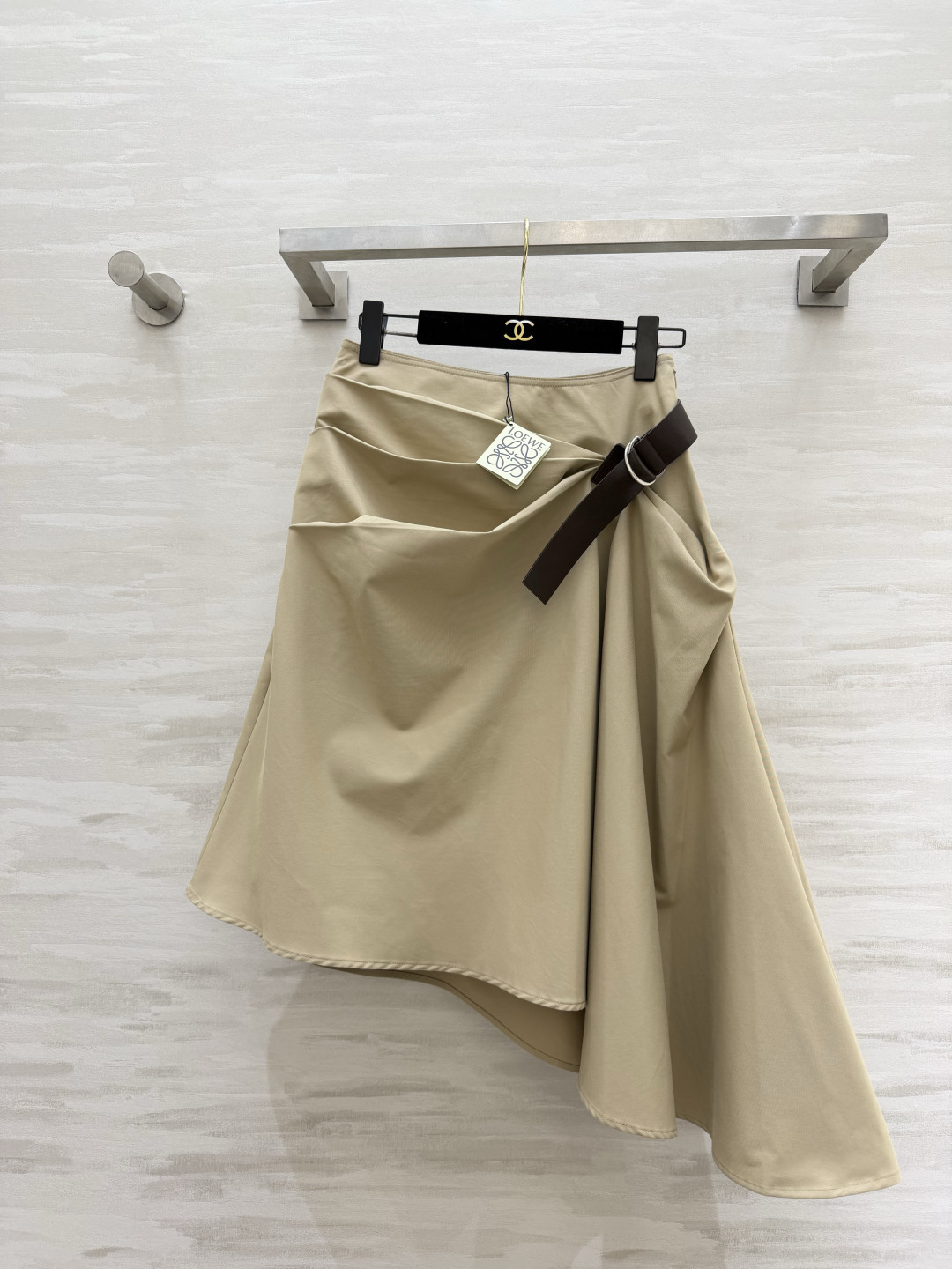 NO:827361,#Loew Irregular Skirt combines high-end relaxation and artistic tailoring. Gentle khaki earth tones, versatile and elegant. Knotted waist and pleats. Contrast color belt buckle embellishment. The sense of design directly enhances the asymmetrical large-swing umbrella skirt cut. The skirt is staggered and elegant. It has a smart rhythm when walking. High-quality customization.  Available in stock first size S/M/L (S size waist 66, skirt length 57-76), Loewe-clothing, loewe, loewe, skirts,19860909#Loew不规则半身裙 把高级松弛与艺术剪裁狠狠拿捏住 温柔卡其大地色系 百搭又显贵 腰头扭结褶皱 撞色皮带扣点缀 设计感直接拉满不对称大摆伞裙剪裁 裙摆错落飘逸 走动间自带灵动韵律 高品质定制 现货首发sizeS/M/L（s码腰围66,裙长57-76）,罗意威-服装,loewe,loewe,skirts,,Women's clothing