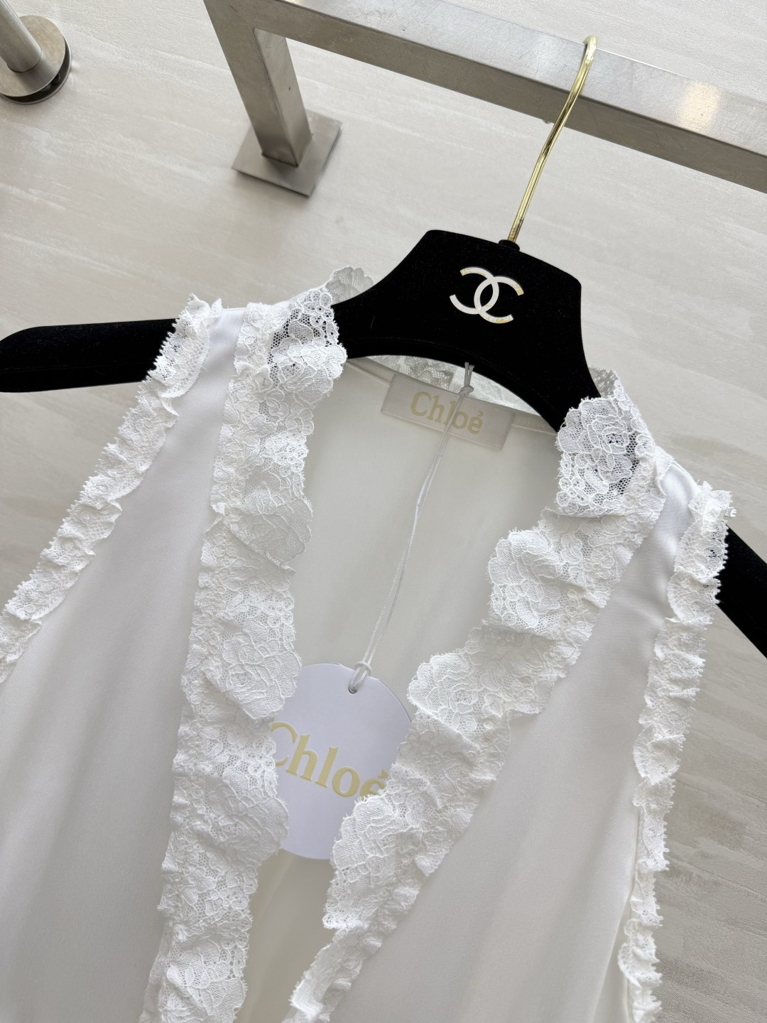#Chloé²⁶蕾丝花边醋酸上衣 定制三醋酸缎面质感 是专属于春夏的温柔呀✨ 深V系带设计 小性感又带着