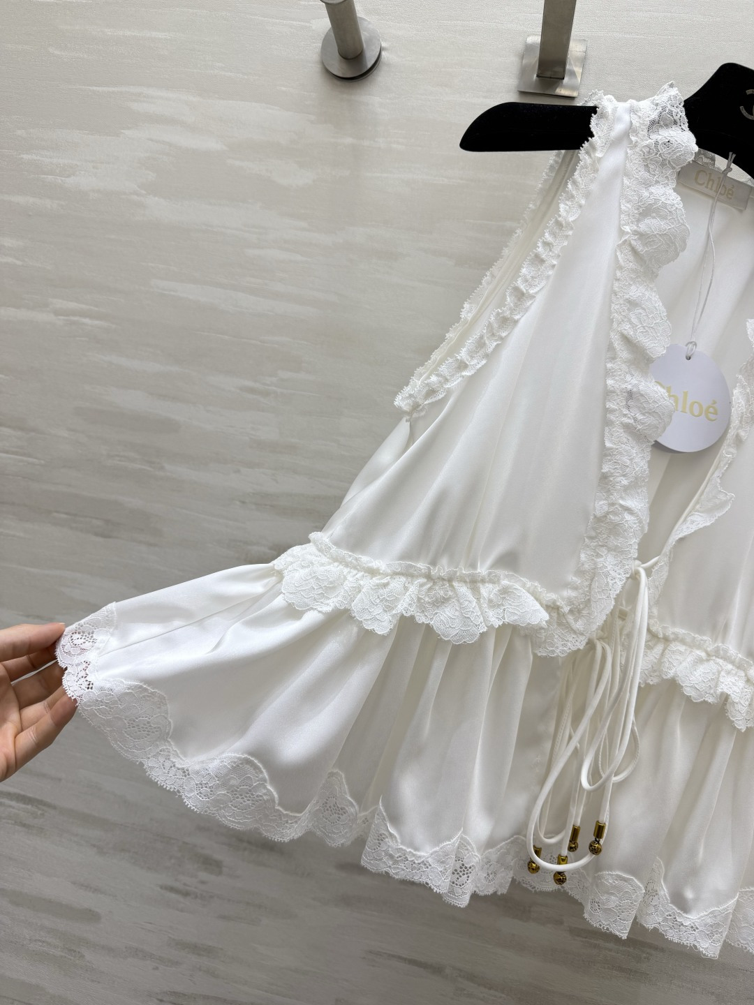 #Chloé²⁶蕾丝花边醋酸上衣 定制三醋酸缎面质感 是专属于春夏的温柔呀✨ 深V系带设计 小性感又带着