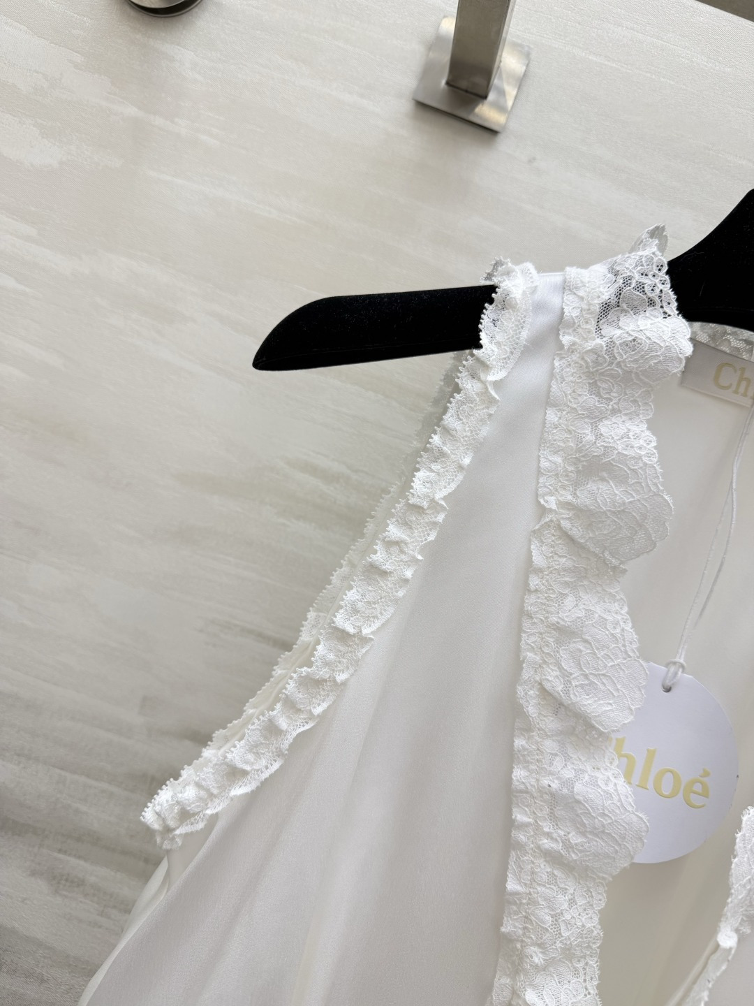 #Chloé²⁶蕾丝花边醋酸上衣 定制三醋酸缎面质感 是专属于春夏的温柔呀✨ 深V系带设计 小性感又带着