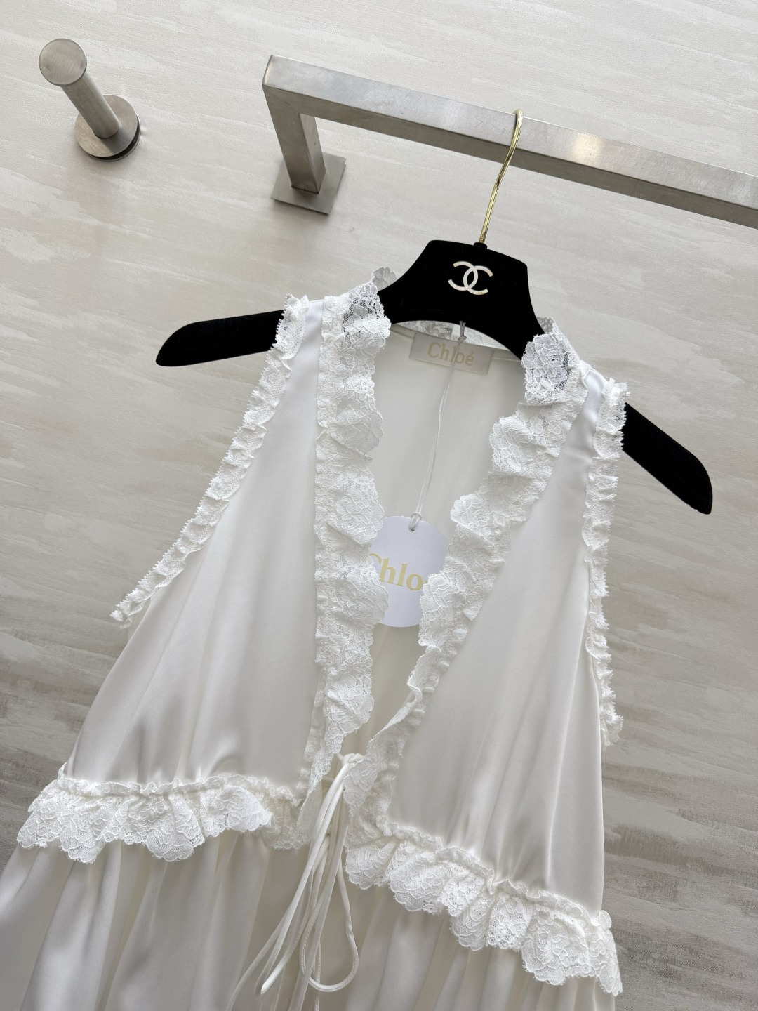 #Chloé²⁶蕾丝花边醋酸上衣 定制三醋酸缎面质感 是专属于春夏的温柔呀✨ 深V系带设计 小性感又带着