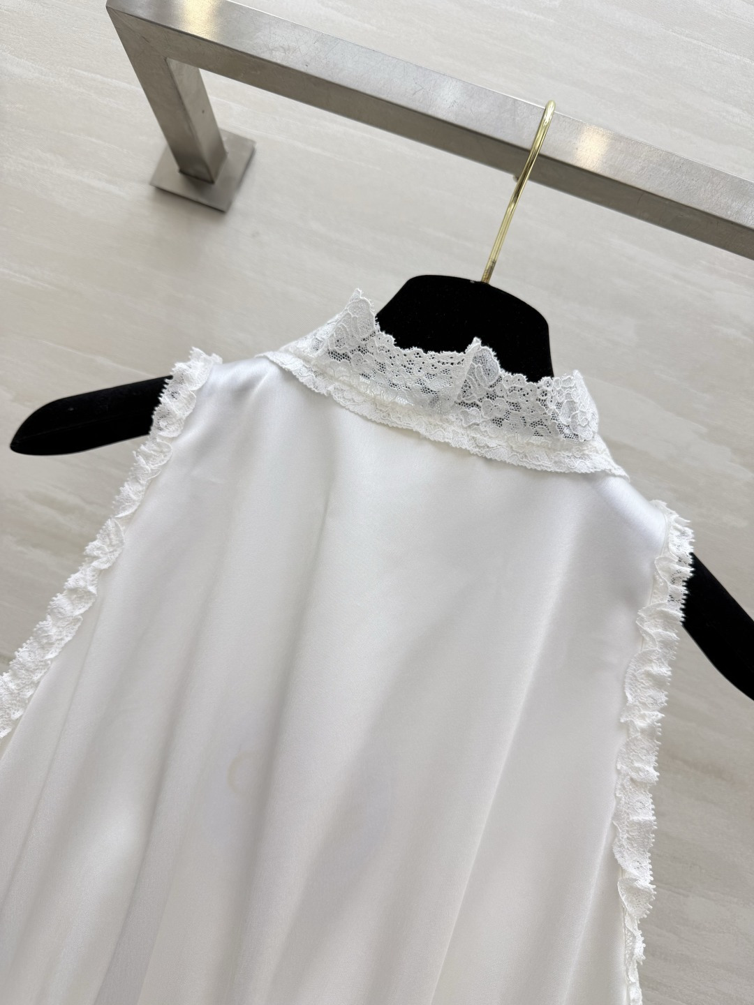 #Chloé²⁶蕾丝花边醋酸上衣 定制三醋酸缎面质感 是专属于春夏的温柔呀✨ 深V系带设计 小性感又带着