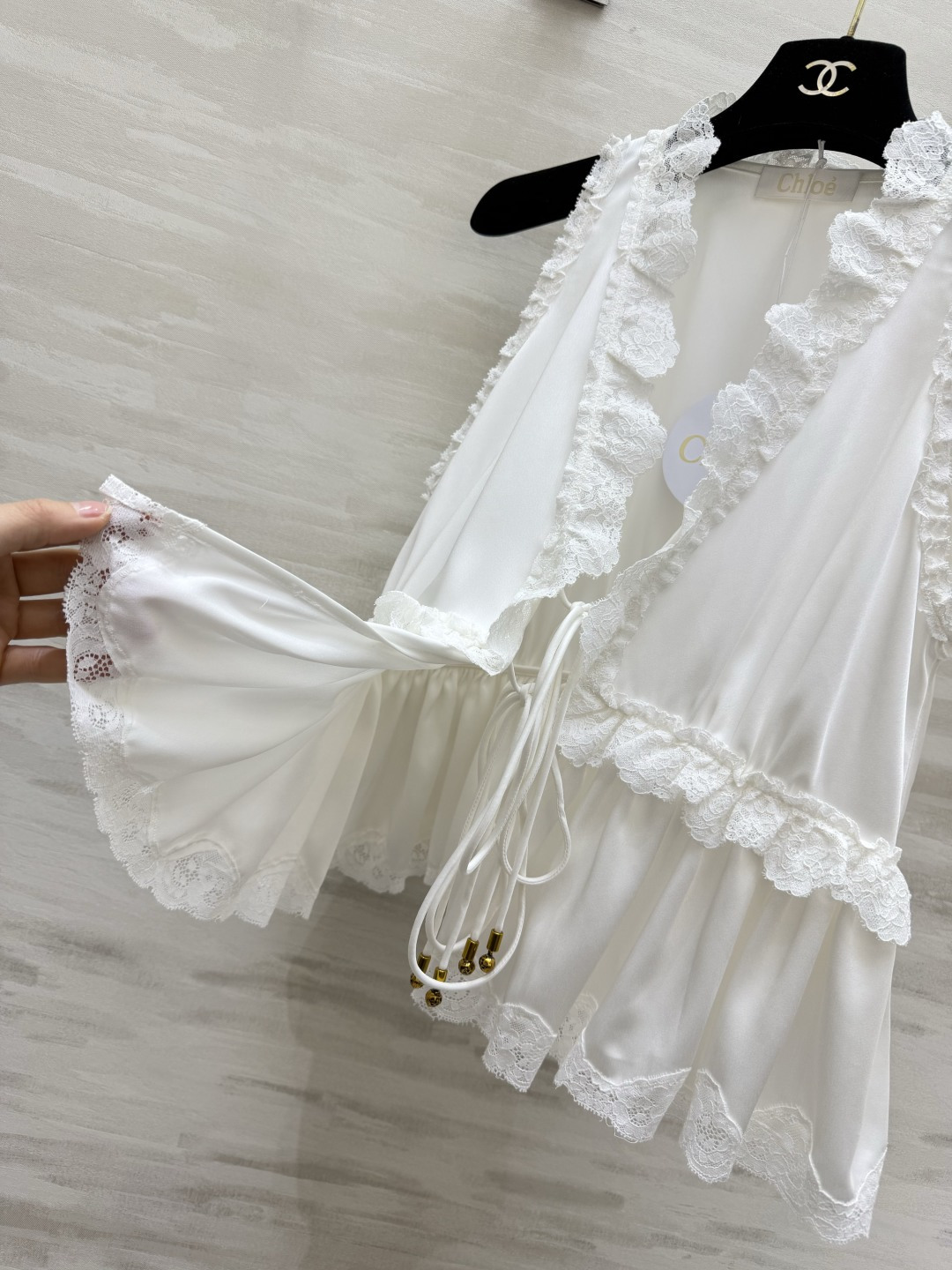 #Chloé²⁶蕾丝花边醋酸上衣 定制三醋酸缎面质感 是专属于春夏的温柔呀✨ 深V系带设计 小性感又带着