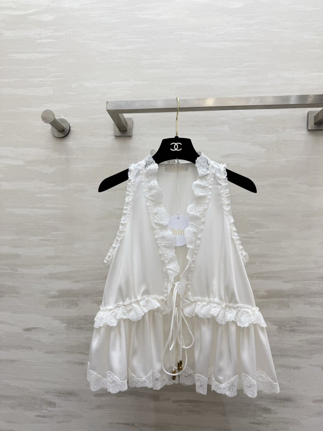 NO:827305,#Chloé lace acetate top. Customized triacetate satin texture. It is gentle just for spring and summer. Deep V lace design is sexy and has a sweet girl feel. Slim version that is not picky about body shape. The three colors of white/BB blue/nude pink are all soft. They are beautiful when worn alone or layered. It is easy to control the atmosphere of pure desire. Whoever wears it will be a gentle heroine ~ High-quality customization  Available in stock first size S/M/L (M size bust 88, length 54), women's clothing, chloe,19860909#Chloé蕾丝花边醋酸上衣 定制三醋酸缎面质感 是专属于春夏的温柔呀 深V系带设计 小性感又带着甜妹感 不挑身材的显瘦版型 白/BB蓝/裸粉三色都软乎乎的 单穿或做叠搭都超美 轻松拿捏纯欲氛围感,谁穿谁是温柔女主～高品质定制 现货首发sizeS/M/L（M码胸围88,衣长54）,女装,chloe,,Women's clothing
