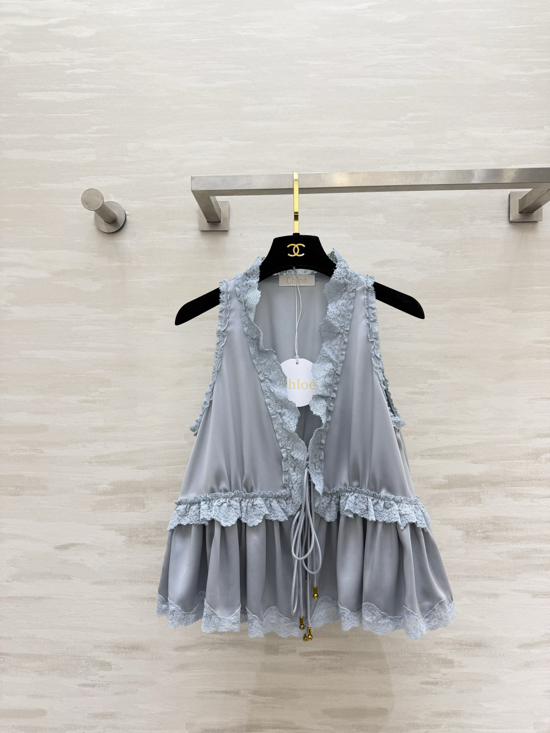 NO:827325,#Chloé lace acetate top. Customized triacetate satin texture. It is gentle just for spring and summer. Deep V lace design is sexy and has a sweet girl feel. Slim version that is not picky about body shape. The three colors of white/BB blue/nude pink are all soft. They are beautiful when worn alone or layered. It is easy to control the atmosphere of pure desire. Whoever wears it will be a gentle heroine ~ High-quality customization  Available in stock first size S/M/L (M size bust 88, length 54), women's clothing, chloe,19860909#Chloé蕾丝花边醋酸上衣 定制三醋酸缎面质感 是专属于春夏的温柔呀 深V系带设计 小性感又带着甜妹感 不挑身材的显瘦版型 白/BB蓝/裸粉三色都软乎乎的 单穿或做叠搭都超美 轻松拿捏纯欲氛围感,谁穿谁是温柔女主～高品质定制 现货首发sizeS/M/L（M码胸围88,衣长54）,女装,chloe,,Women's clothing