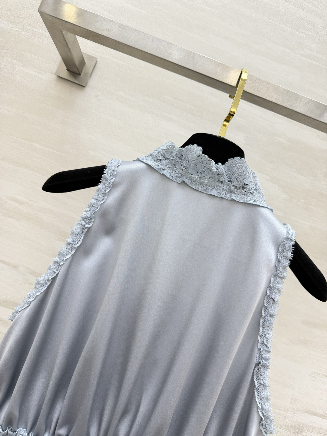 #Chloé²⁶蕾丝花边醋酸上衣 定制三醋酸缎面质感 是专属于春夏的温柔呀✨ 深V系带设计 小性感又带着