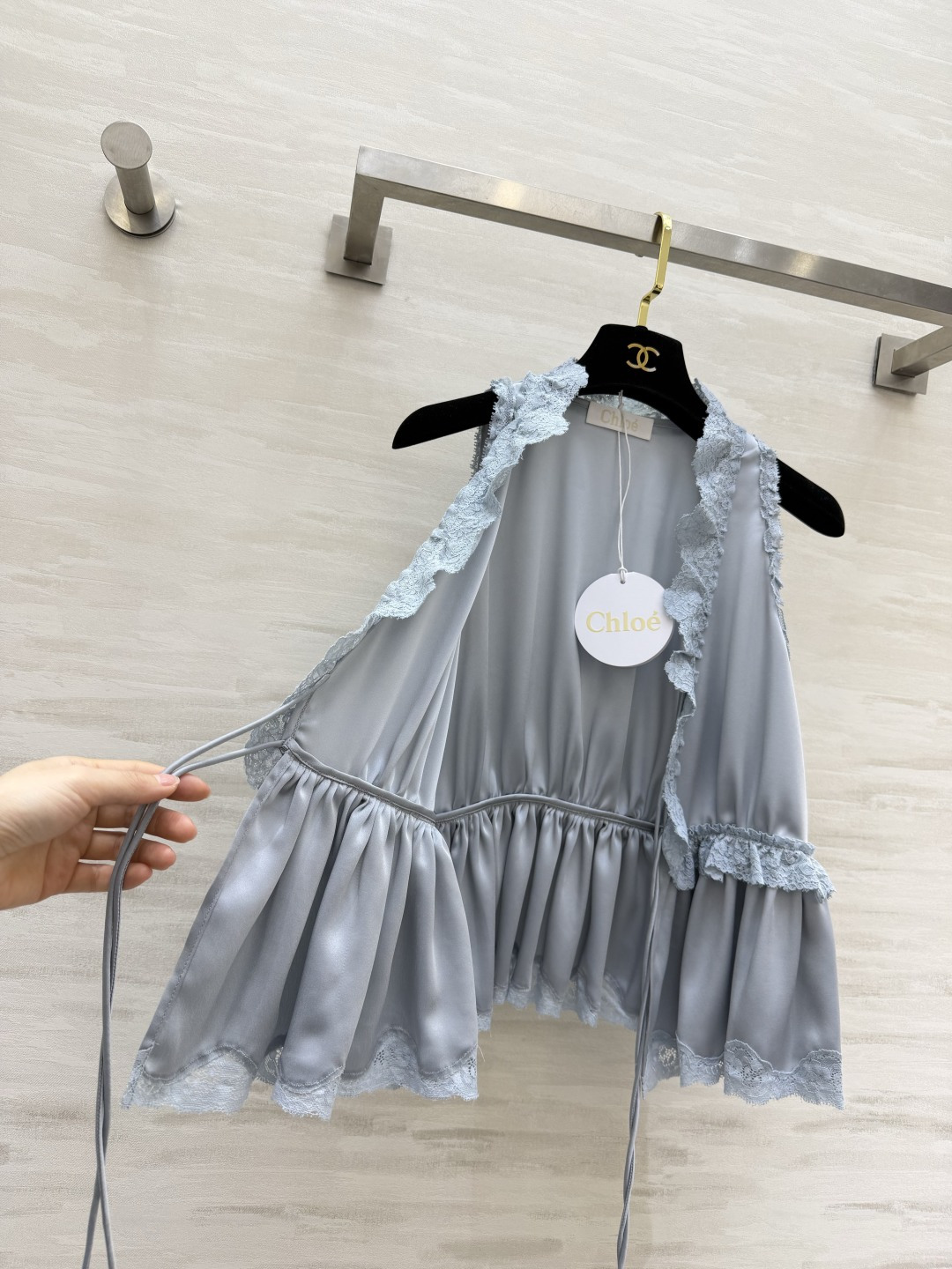 #Chloé²⁶蕾丝花边醋酸上衣 定制三醋酸缎面质感 是专属于春夏的温柔呀✨ 深V系带设计 小性感又带着