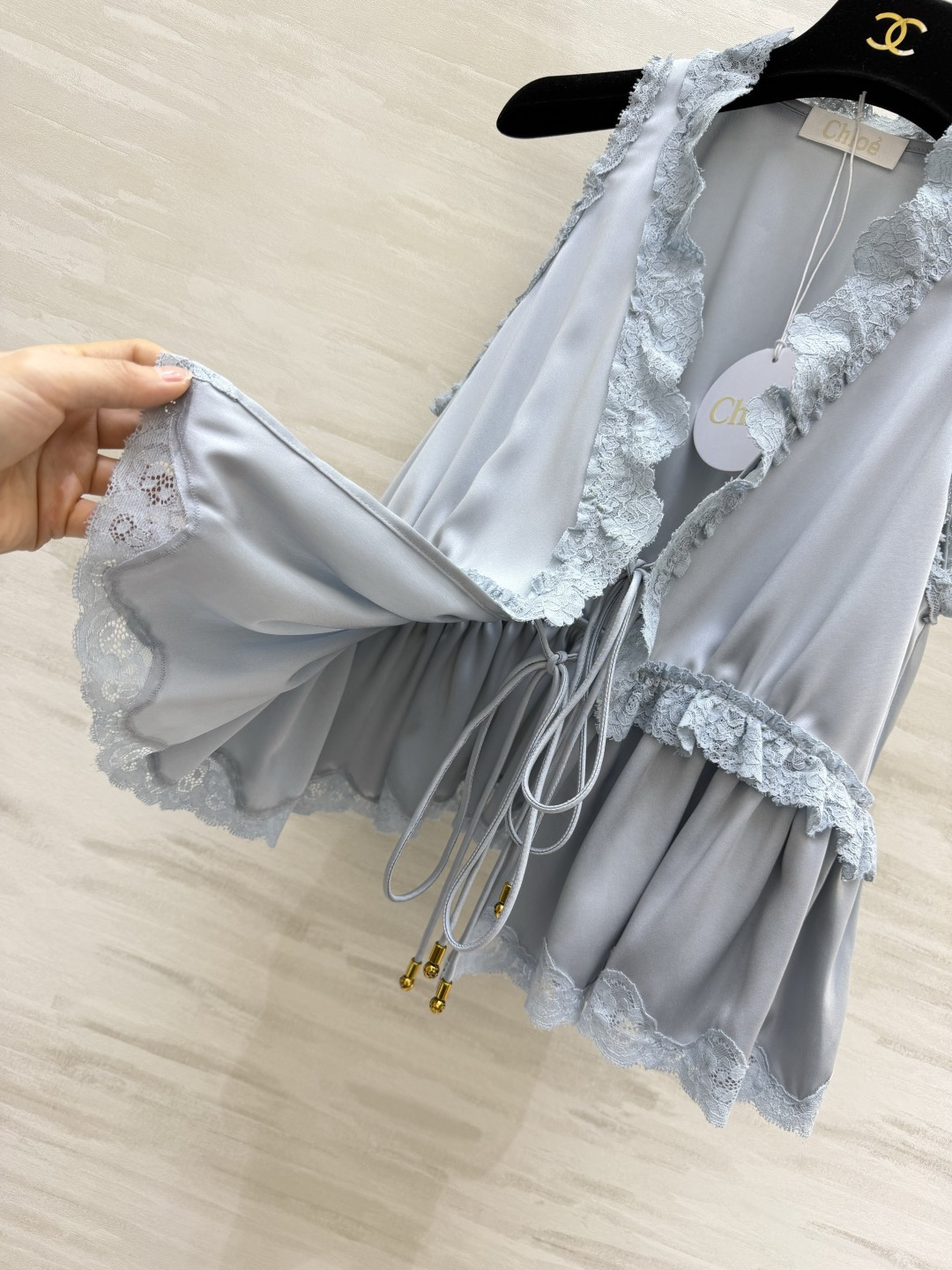 #Chloé²⁶蕾丝花边醋酸上衣 定制三醋酸缎面质感 是专属于春夏的温柔呀✨ 深V系带设计 小性感又带着