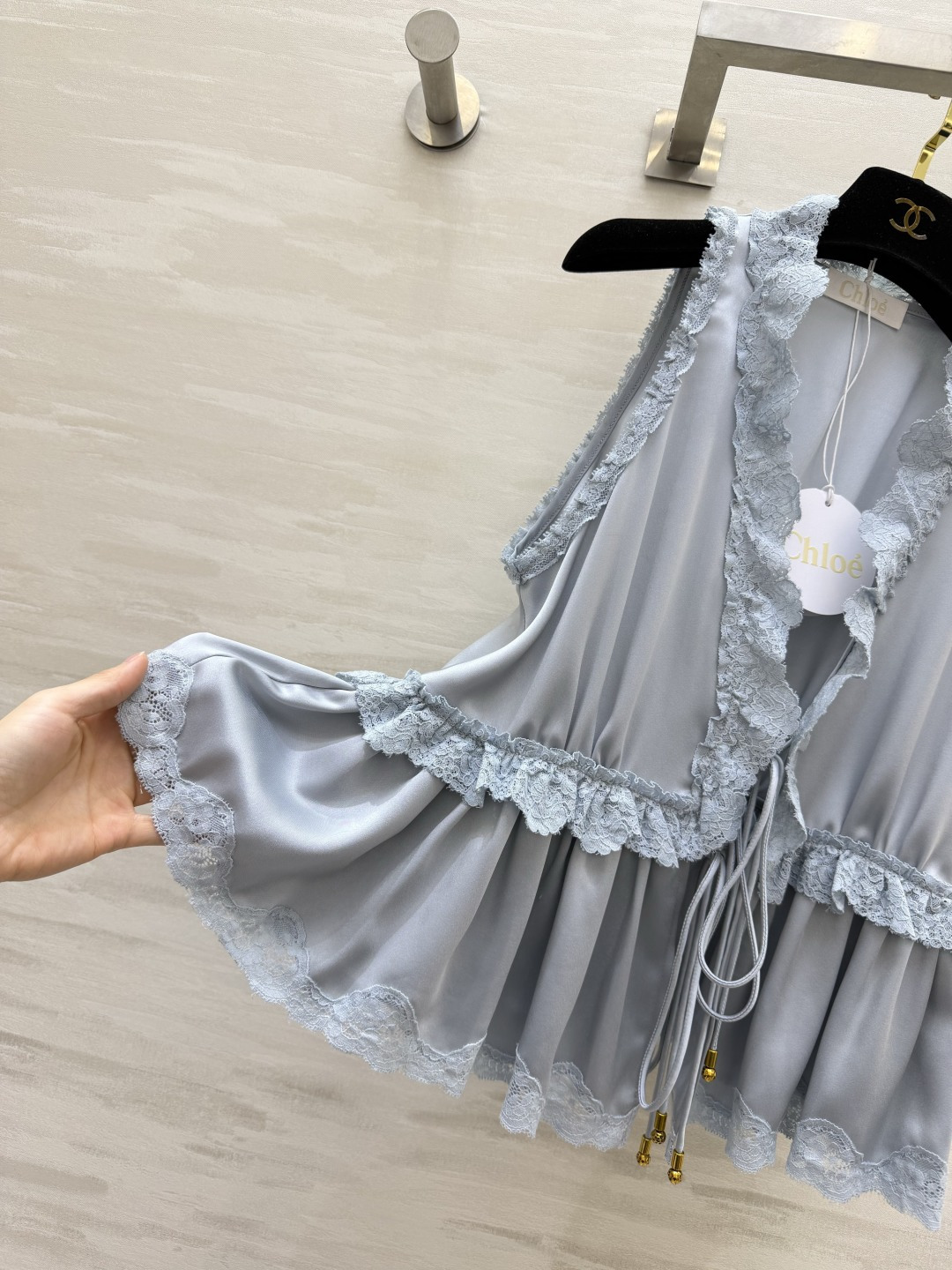 #Chloé²⁶蕾丝花边醋酸上衣 定制三醋酸缎面质感 是专属于春夏的温柔呀✨ 深V系带设计 小性感又带着
