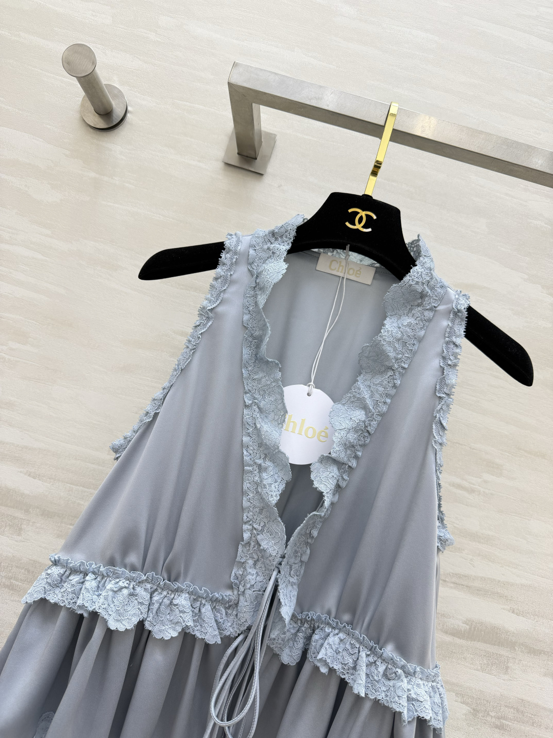 #Chloé²⁶蕾丝花边醋酸上衣 定制三醋酸缎面质感 是专属于春夏的温柔呀✨ 深V系带设计 小性感又带着