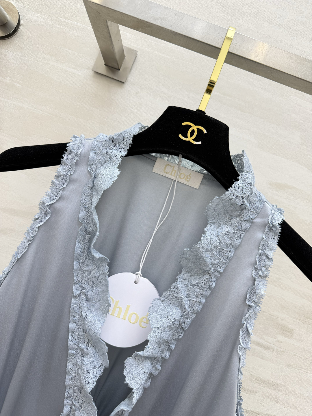 #Chloé²⁶蕾丝花边醋酸上衣 定制三醋酸缎面质感 是专属于春夏的温柔呀✨ 深V系带设计 小性感又带着