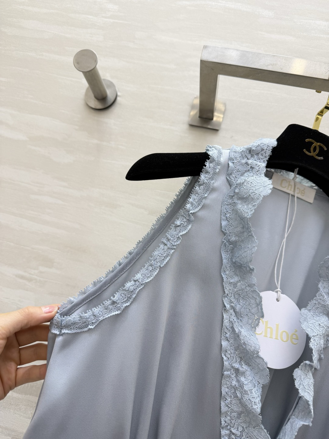 #Chloé²⁶蕾丝花边醋酸上衣 定制三醋酸缎面质感 是专属于春夏的温柔呀✨ 深V系带设计 小性感又带着