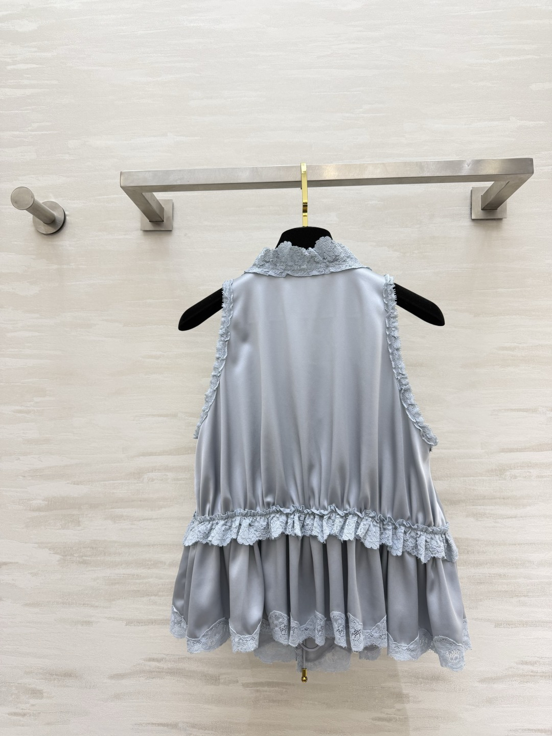#Chloé²⁶蕾丝花边醋酸上衣 定制三醋酸缎面质感 是专属于春夏的温柔呀✨ 深V系带设计 小性感又带着