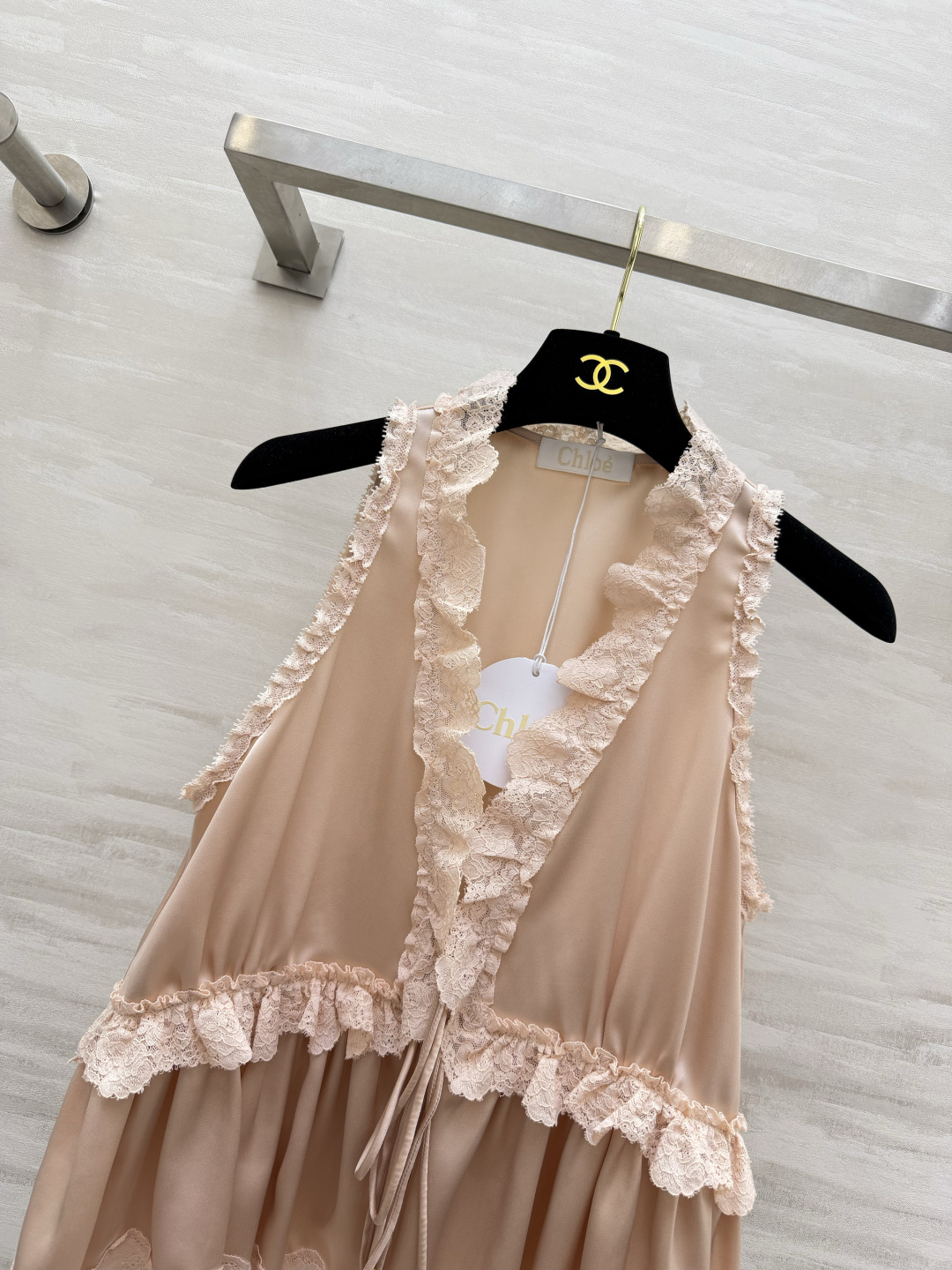#Chloé²⁶蕾丝花边醋酸上衣 定制三醋酸缎面质感 是专属于春夏的温柔呀✨ 深V系带设计 小性感又带着