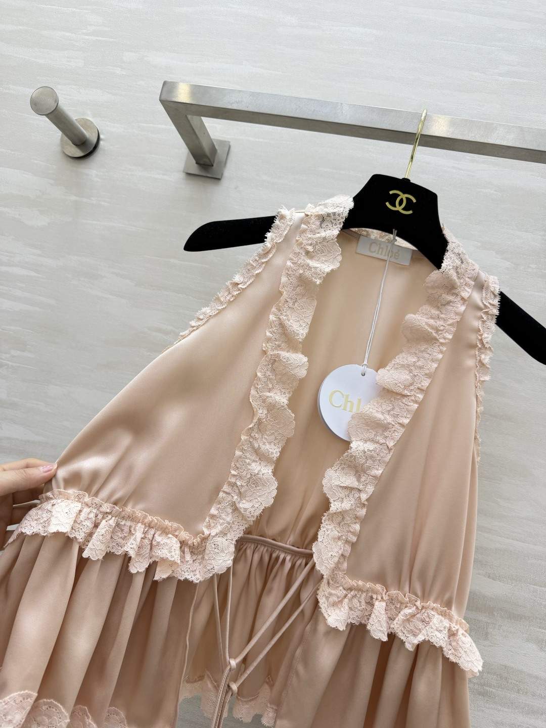 #Chloé²⁶蕾丝花边醋酸上衣 定制三醋酸缎面质感 是专属于春夏的温柔呀✨ 深V系带设计 小性感又带着