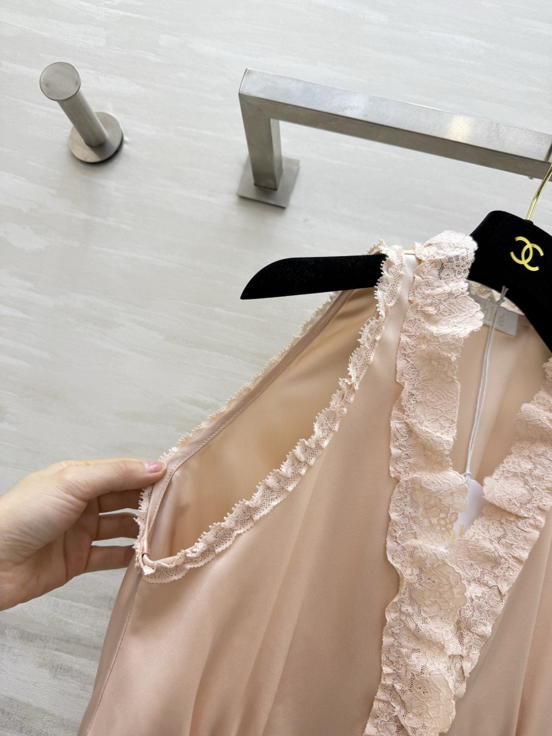 #Chloé²⁶蕾丝花边醋酸上衣 定制三醋酸缎面质感 是专属于春夏的温柔呀✨ 深V系带设计 小性感又带着