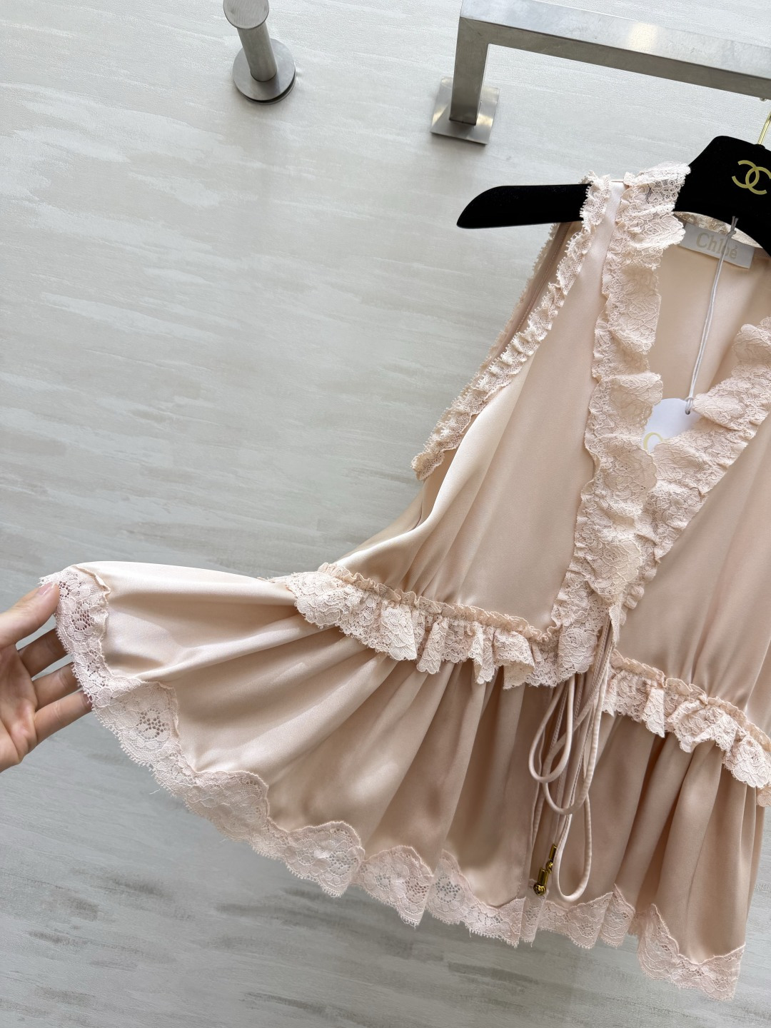 #Chloé²⁶蕾丝花边醋酸上衣 定制三醋酸缎面质感 是专属于春夏的温柔呀✨ 深V系带设计 小性感又带着